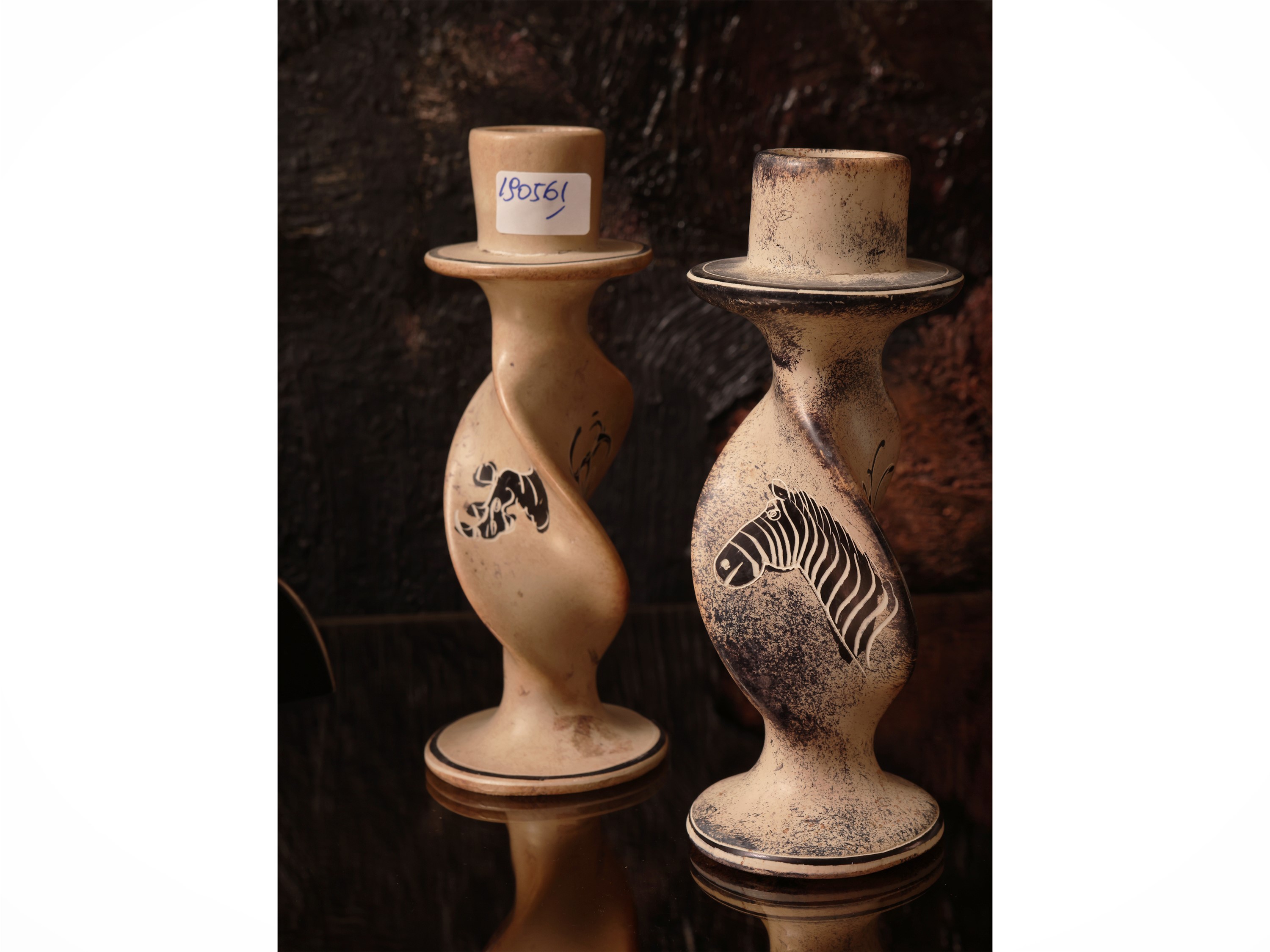 Curiosità, composizione in ceramica e alabastro con piccolo gruppo in legno dipinto (zebra)