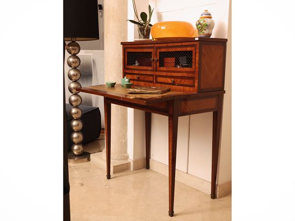 Piccolo scrittoio impiallacciato in satinwood