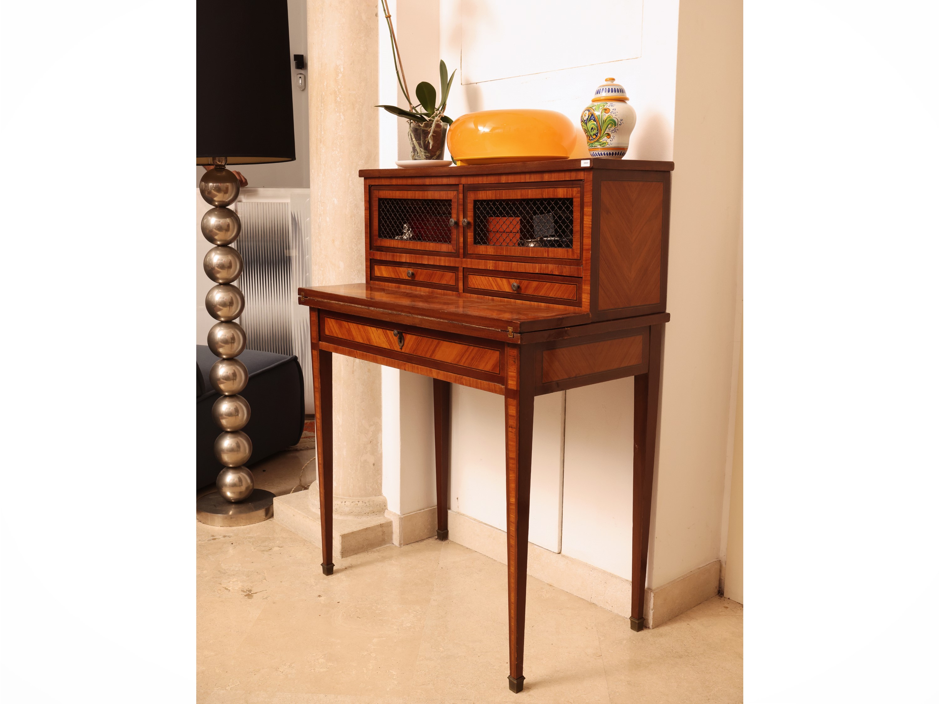 Piccolo scrittoio, impiallacciato in satinwood con filettature e intarsi