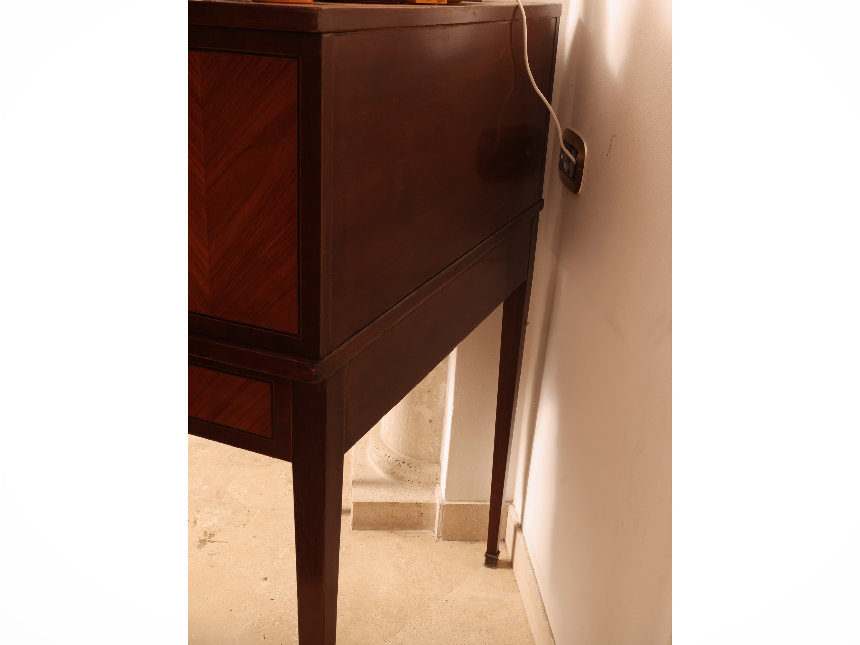 Piccolo scrittoio, impiallacciato in satinwood con filettature e intarsi