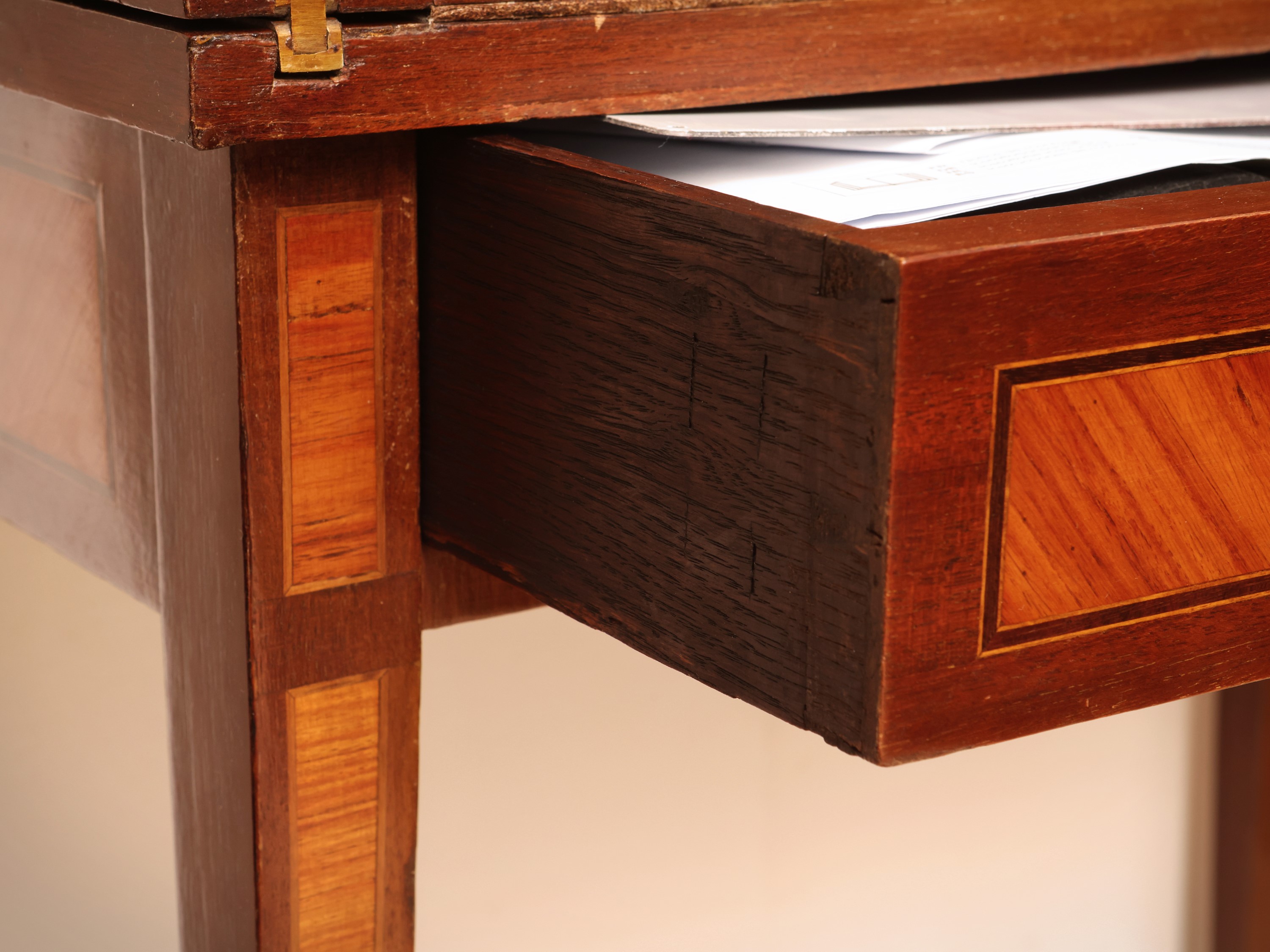 Piccolo scrittoio, impiallacciato in satinwood con filettature e intarsi