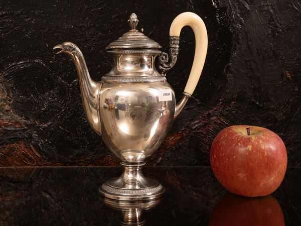Solitaire coffee pot in silver
