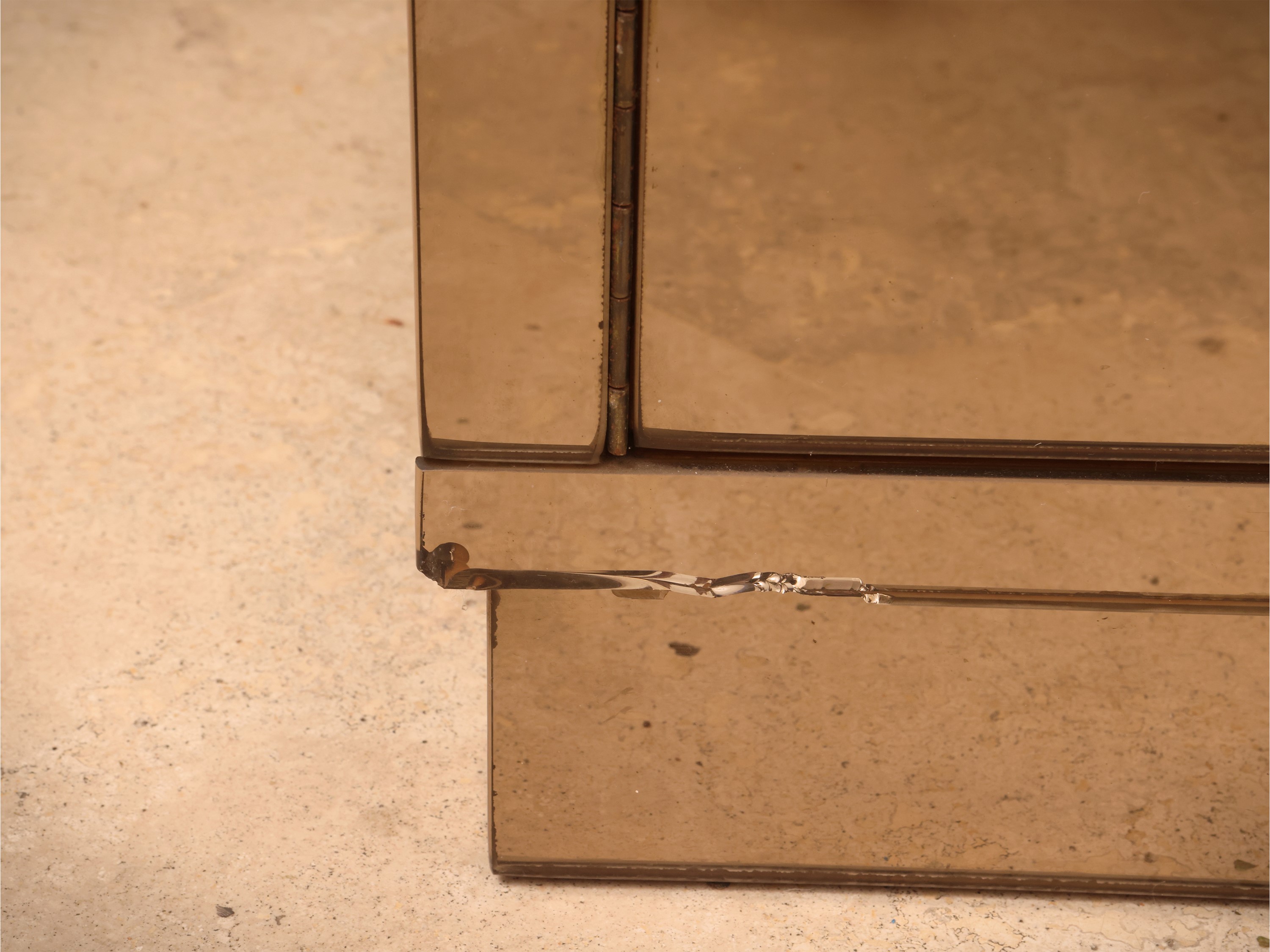 Credenza, rivestita in specchio fumé, con cassetti