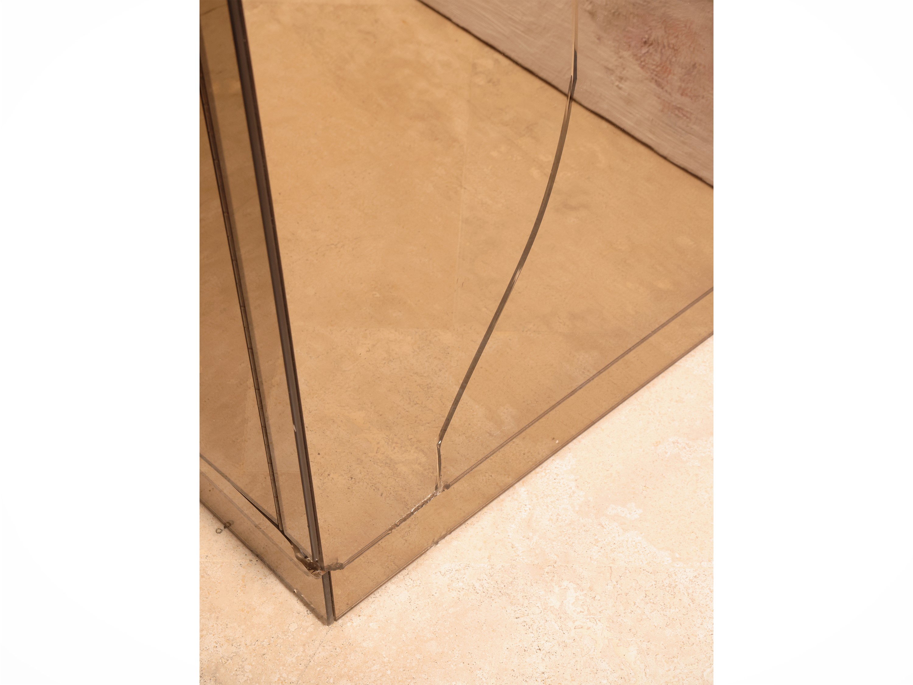 Credenza, rivestita in specchio fumé, con cassetti