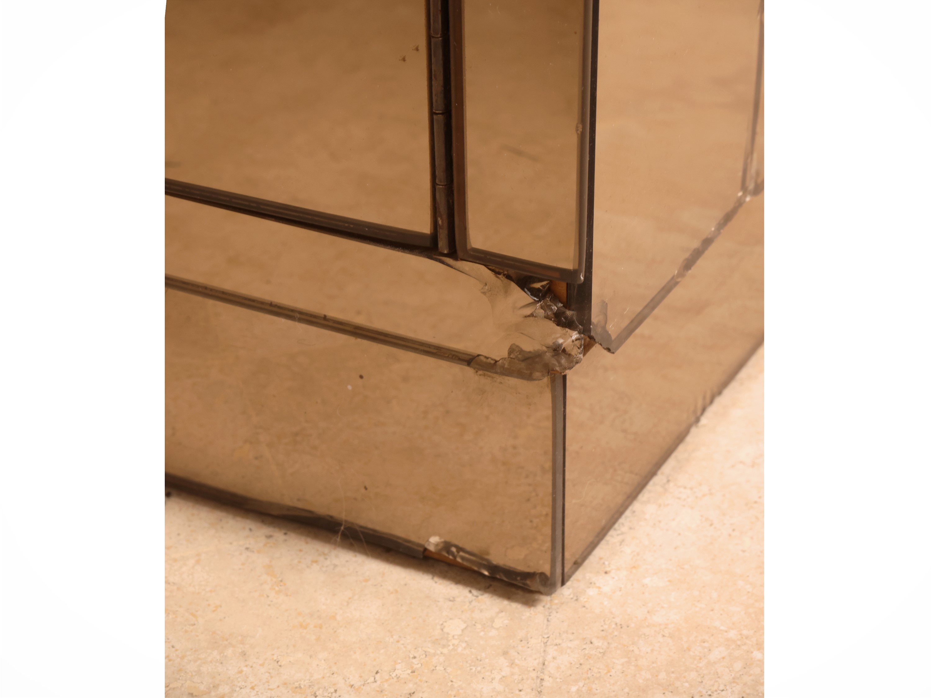 Credenza, rivestita in specchio fumé, con cassetti