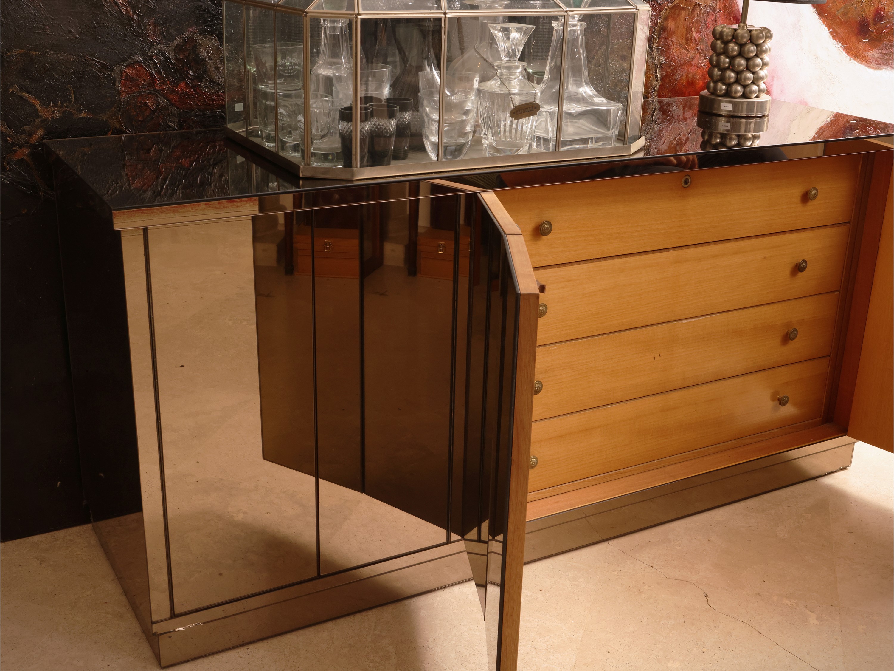 Credenza, rivestita in specchio fumé, con cassetti