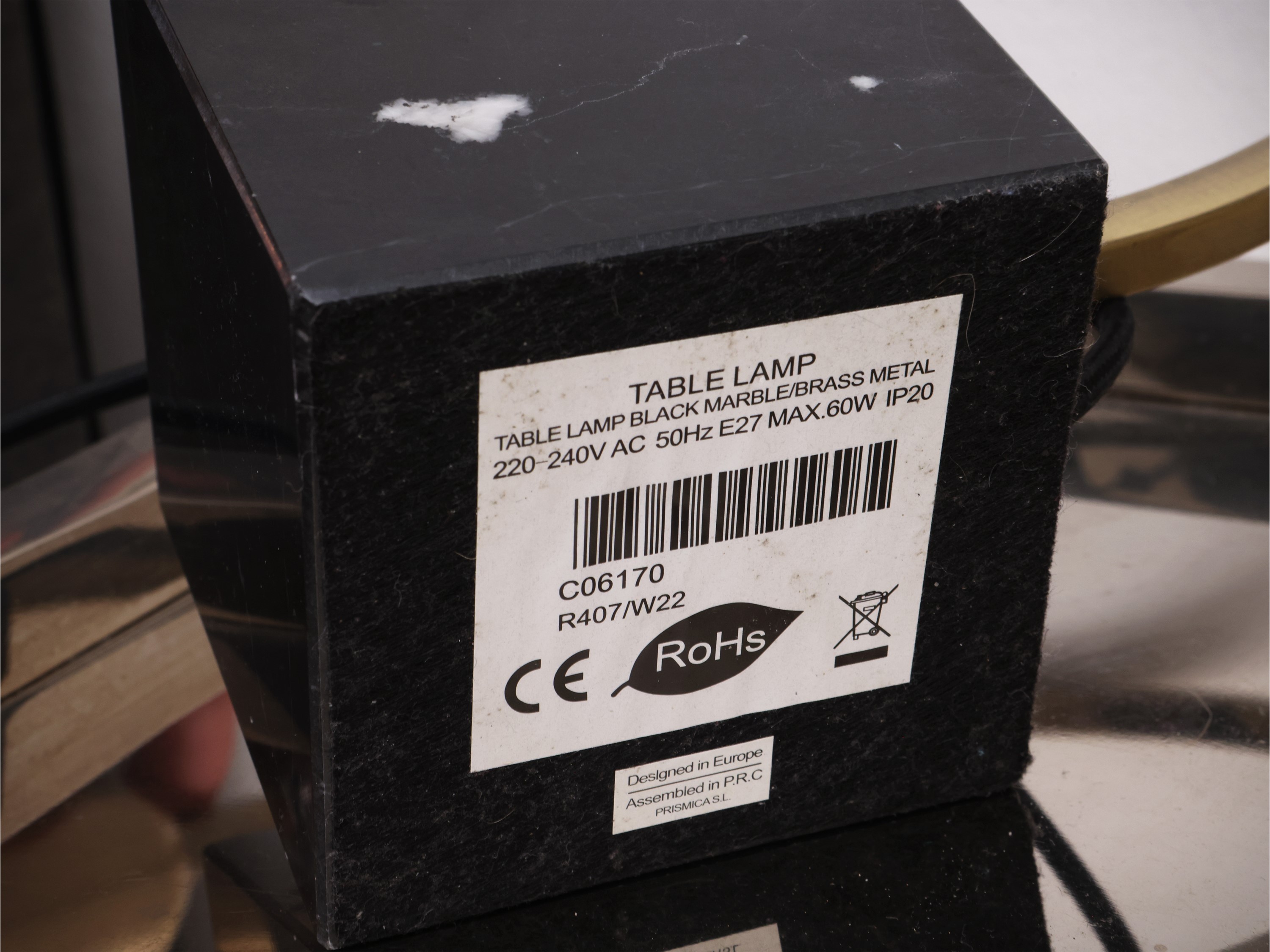 Coppia di lumi da tavolo e lampadario, base in marmo nero, vetro specchiato fumé e dettagli in ac...