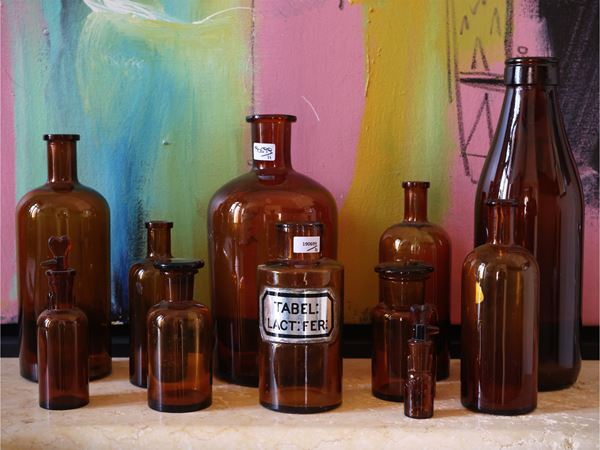 Collezione di flaconi da farmacia in vetro ambra