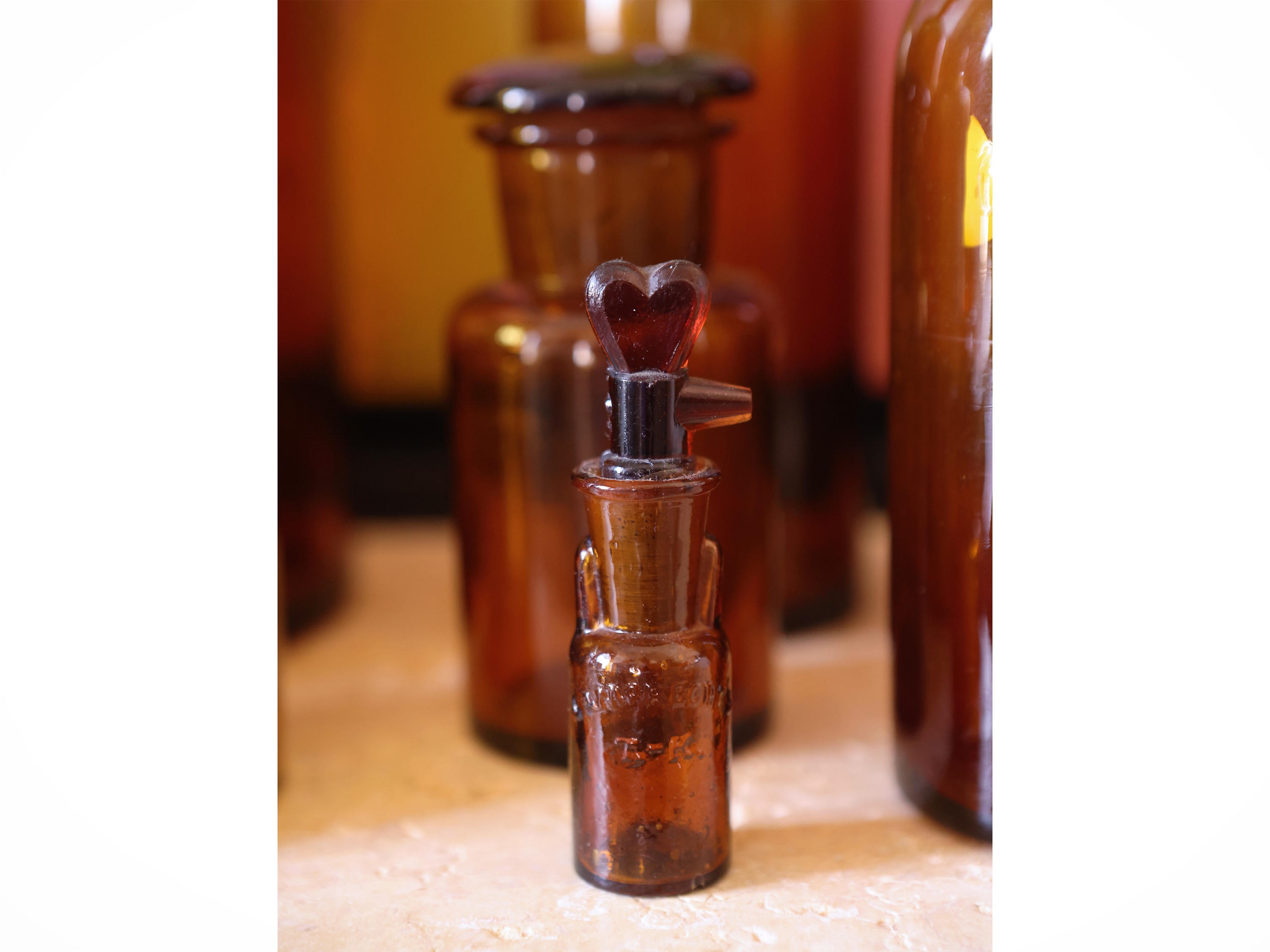 Collezione di flaconi da farmacia in vetro ambra, vari formati (h 8–26 cm)