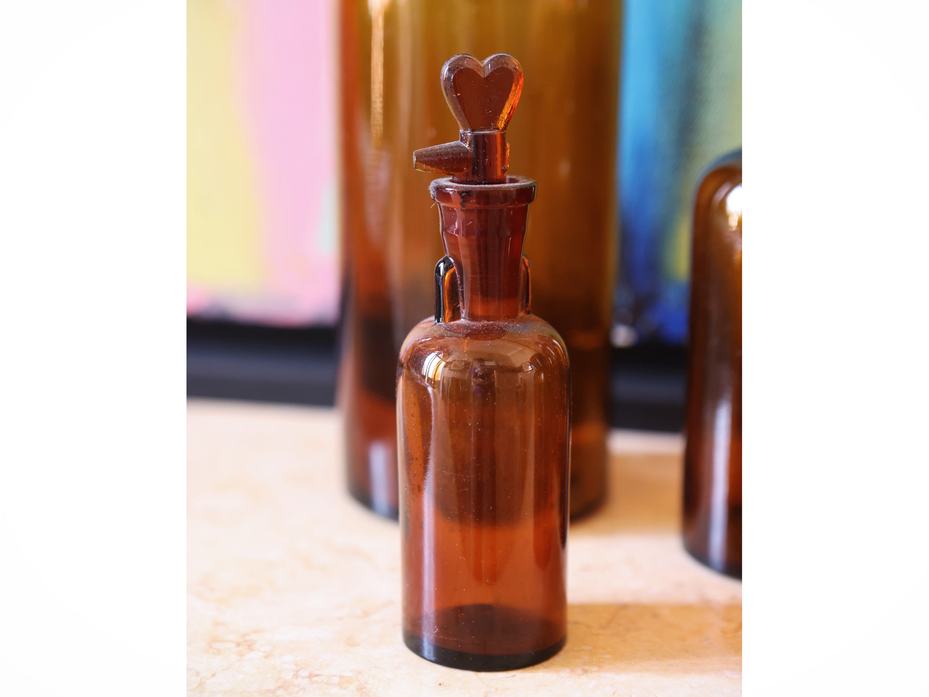 Collezione di flaconi da farmacia in vetro ambra, vari formati (h 8–26 cm)