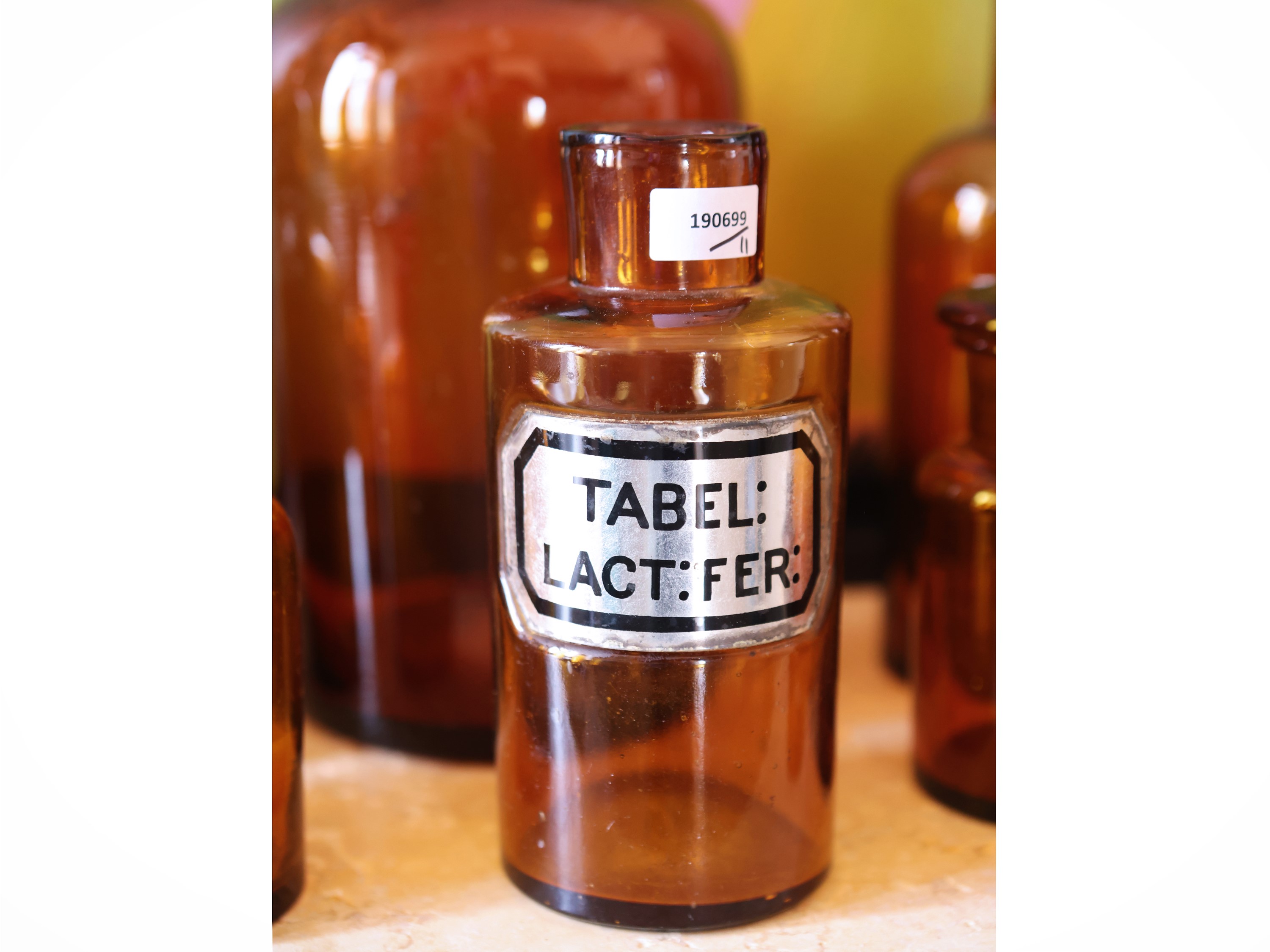 Collezione di flaconi da farmacia in vetro ambra, vari formati (h 8–26 cm)