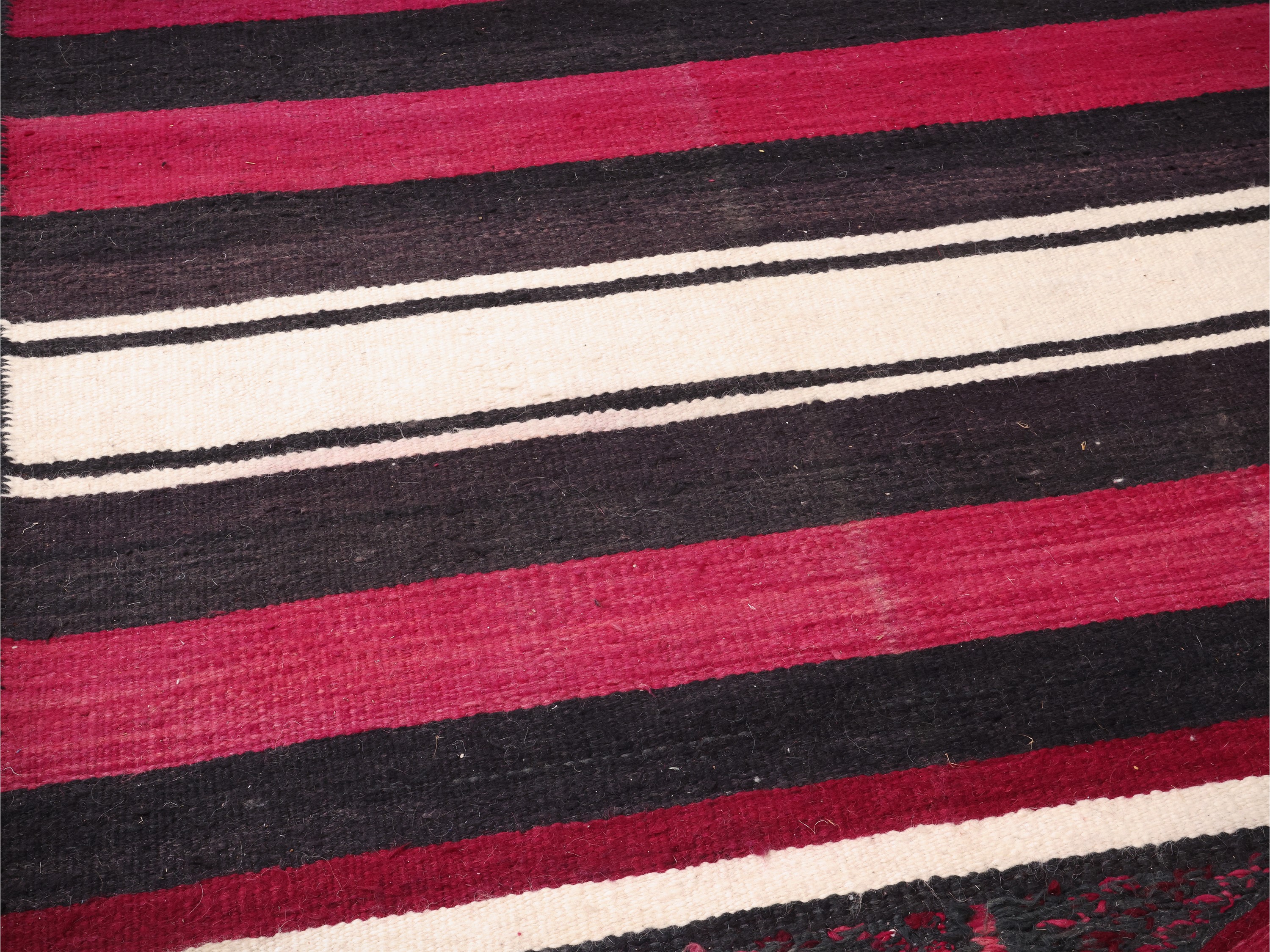 Tappeto Kilim a fasce, magenta, bianco e nero (cm 305x135)