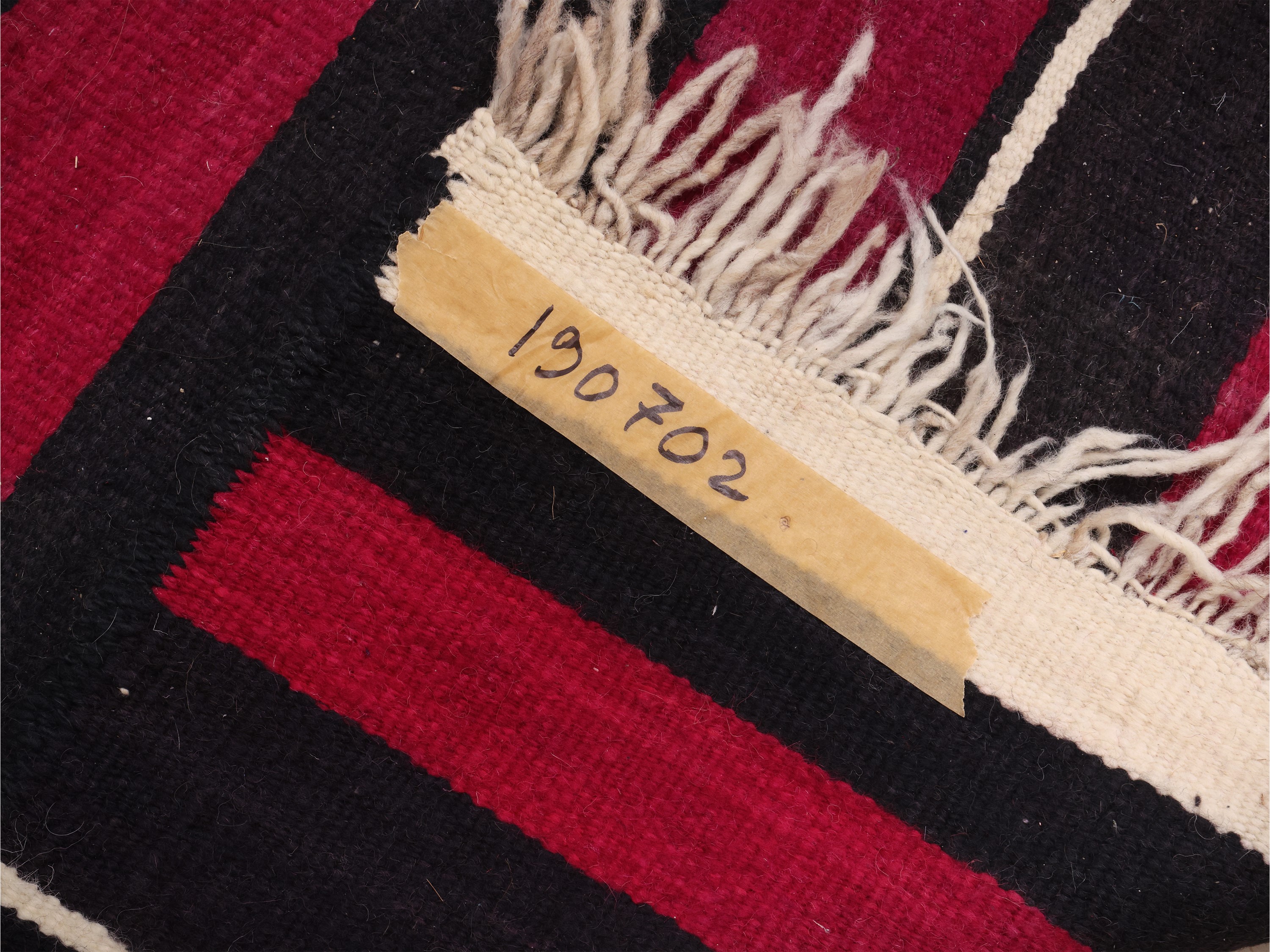 Tappeto Kilim a fasce, magenta, bianco e nero (cm 305x135)