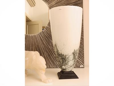 Seguso, Vaso in vetro lattimo a campana con decoro astratto nero (Murano, XX secolo)