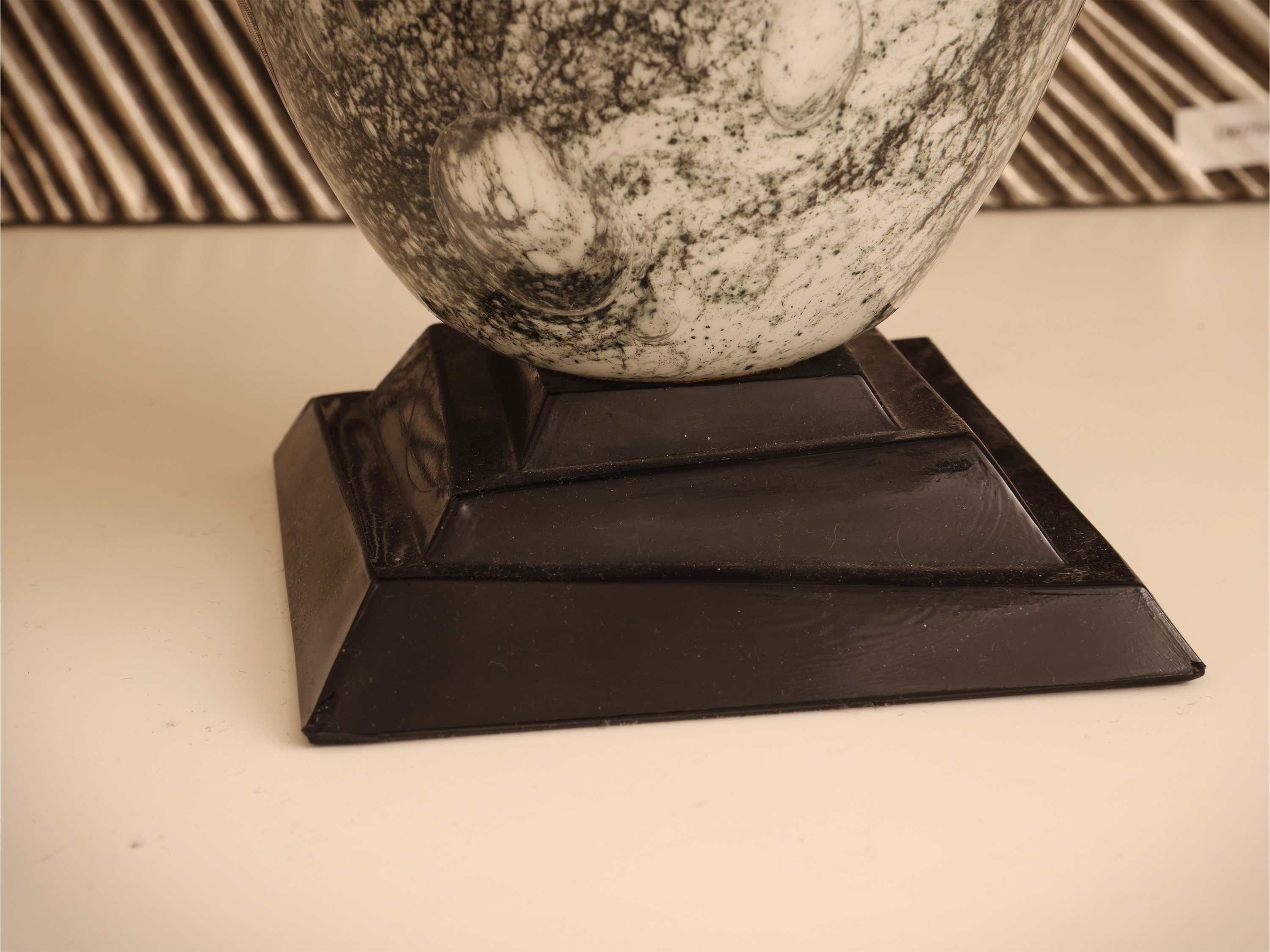 Seguso, Vaso in vetro lattimo a campana con decoro astratto nero (Murano, XX secolo)