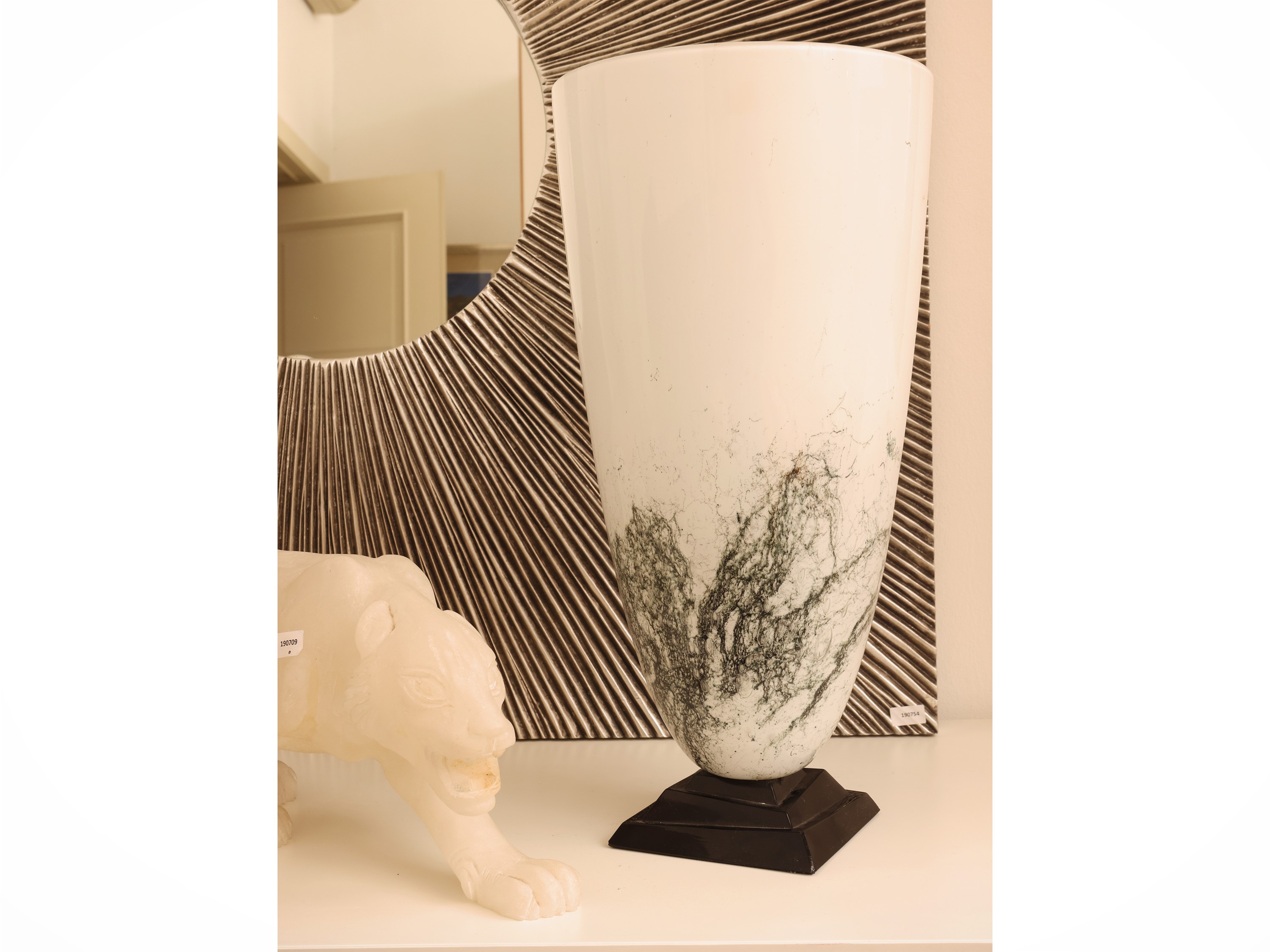 Seguso, Vaso in vetro lattimo a campana con decoro astratto nero (Murano, XX secolo)