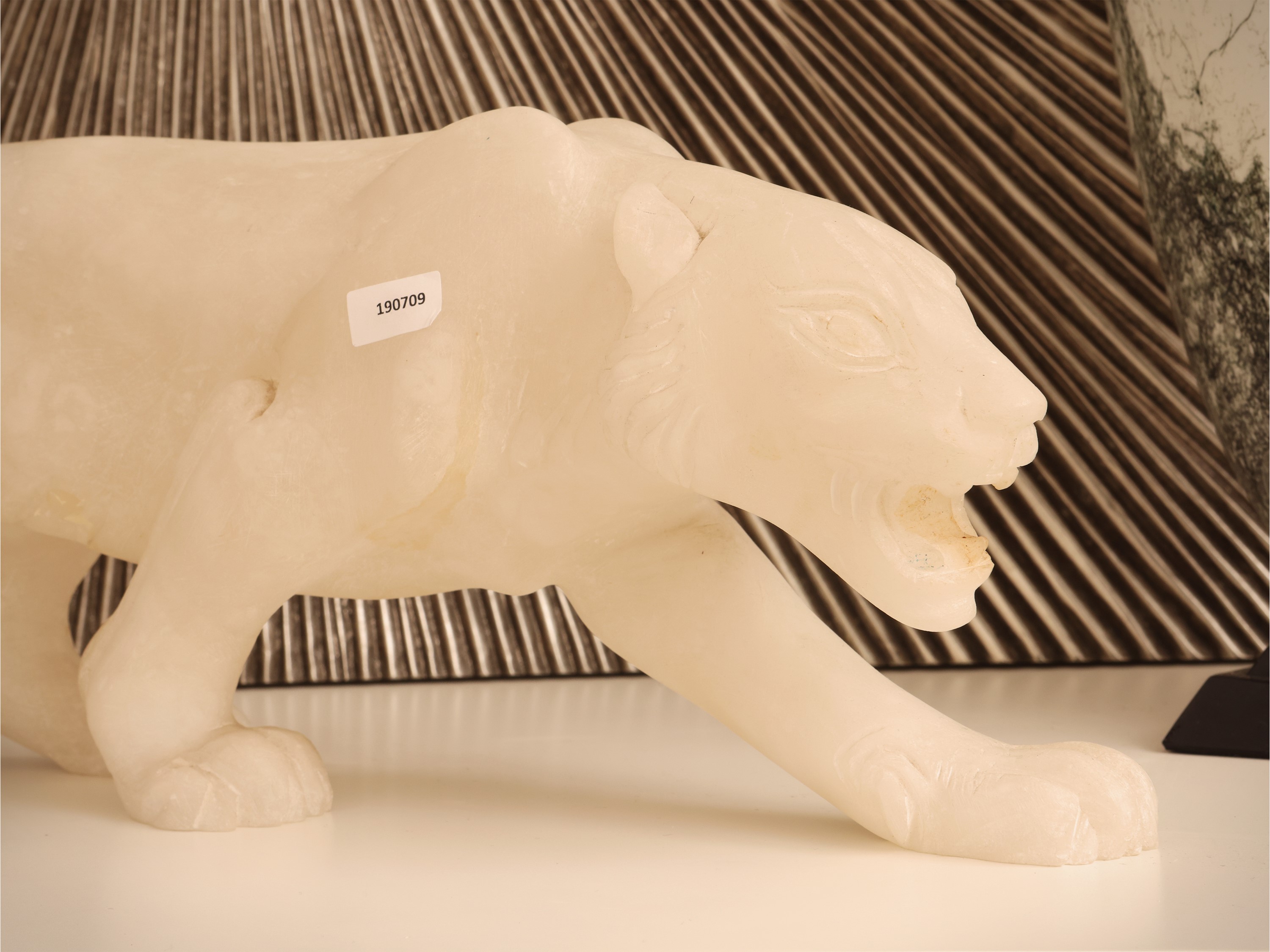 Scultura in alabastro raffigurante una pantera