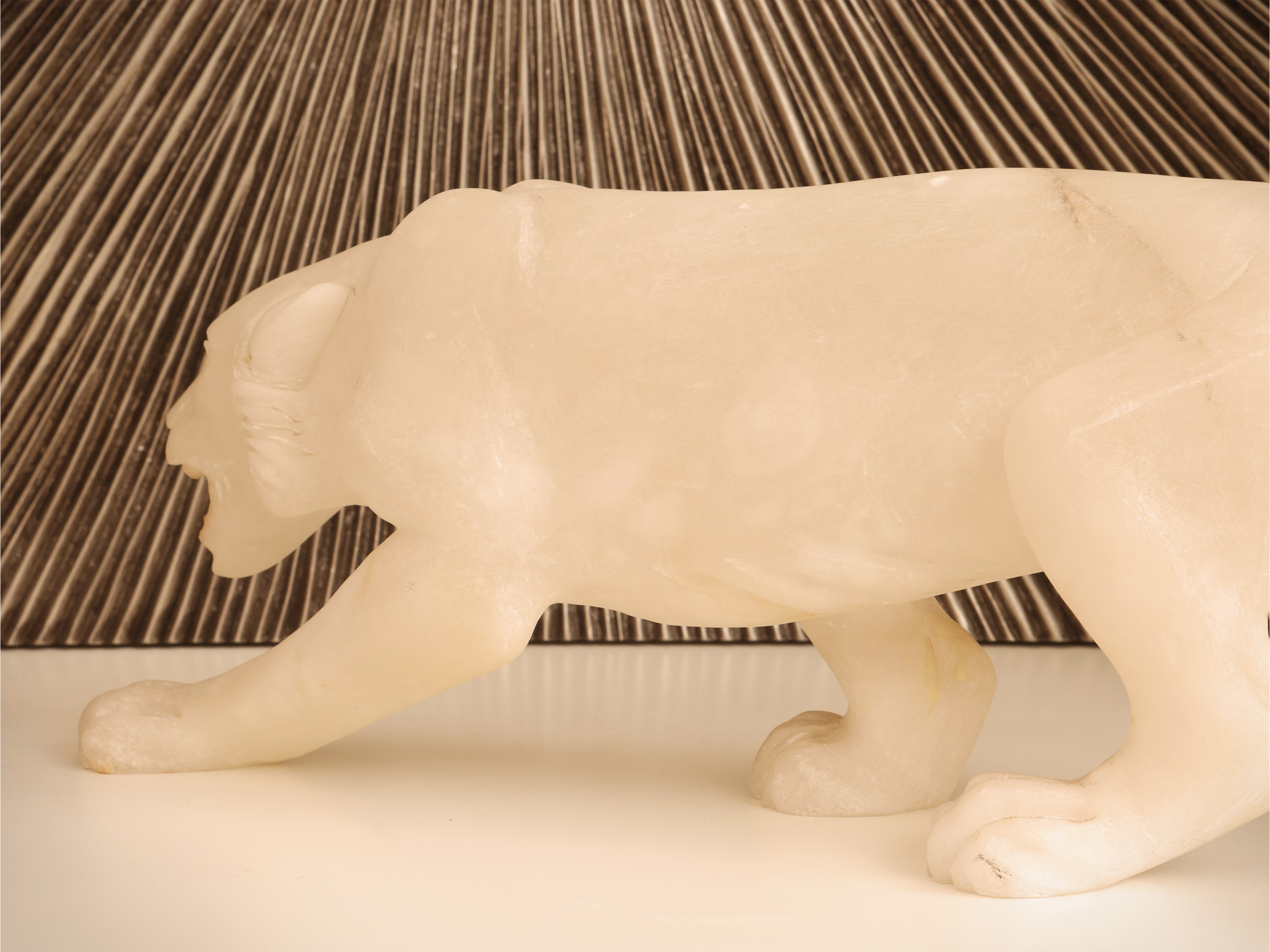 Scultura in alabastro raffigurante una pantera