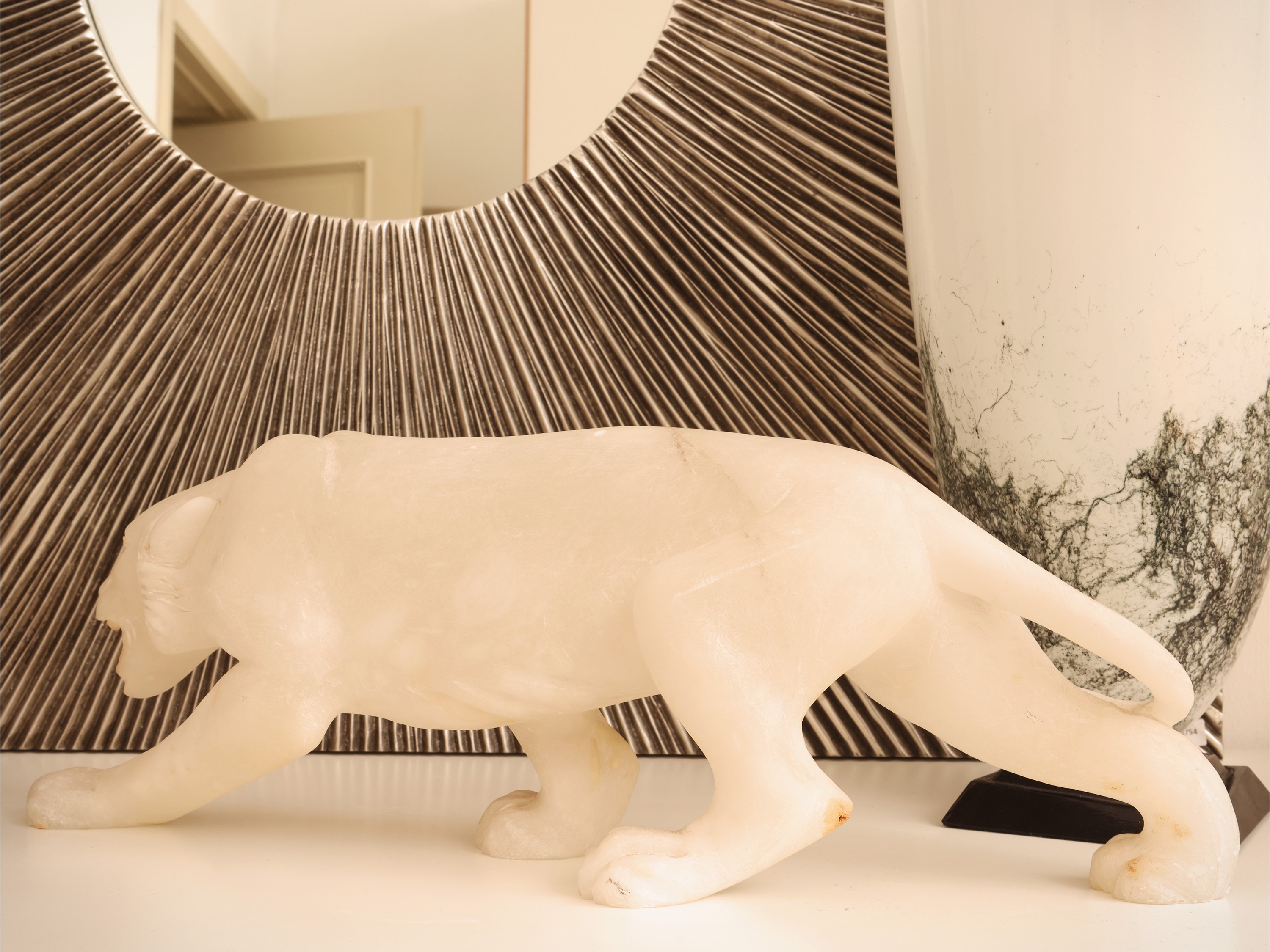 Scultura in alabastro raffigurante una pantera