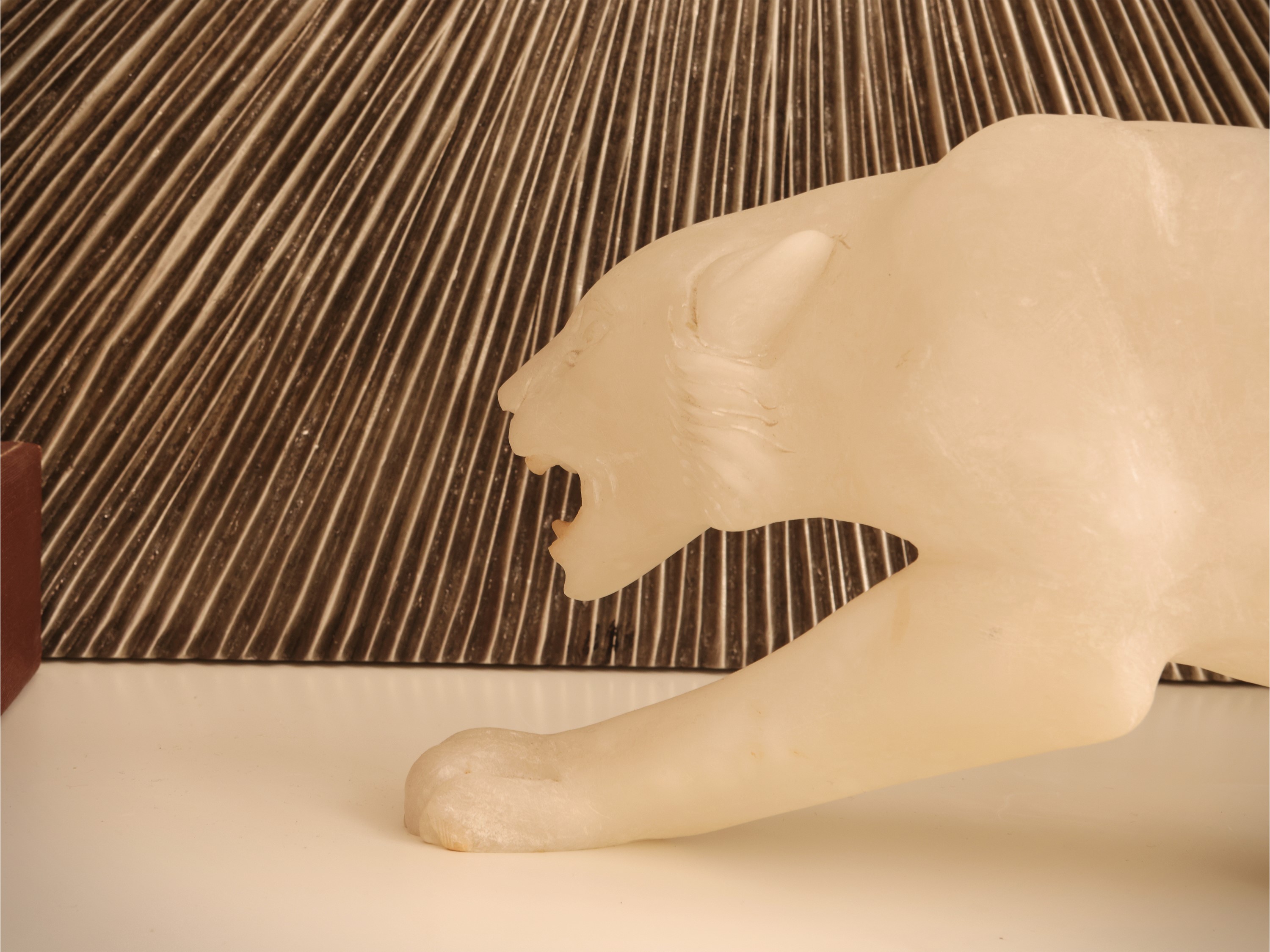 Scultura in alabastro raffigurante una pantera