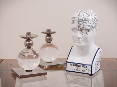 Soprammobili moderni, busto frenologico in porcellana e coppia di candelieri a stelo a sfera