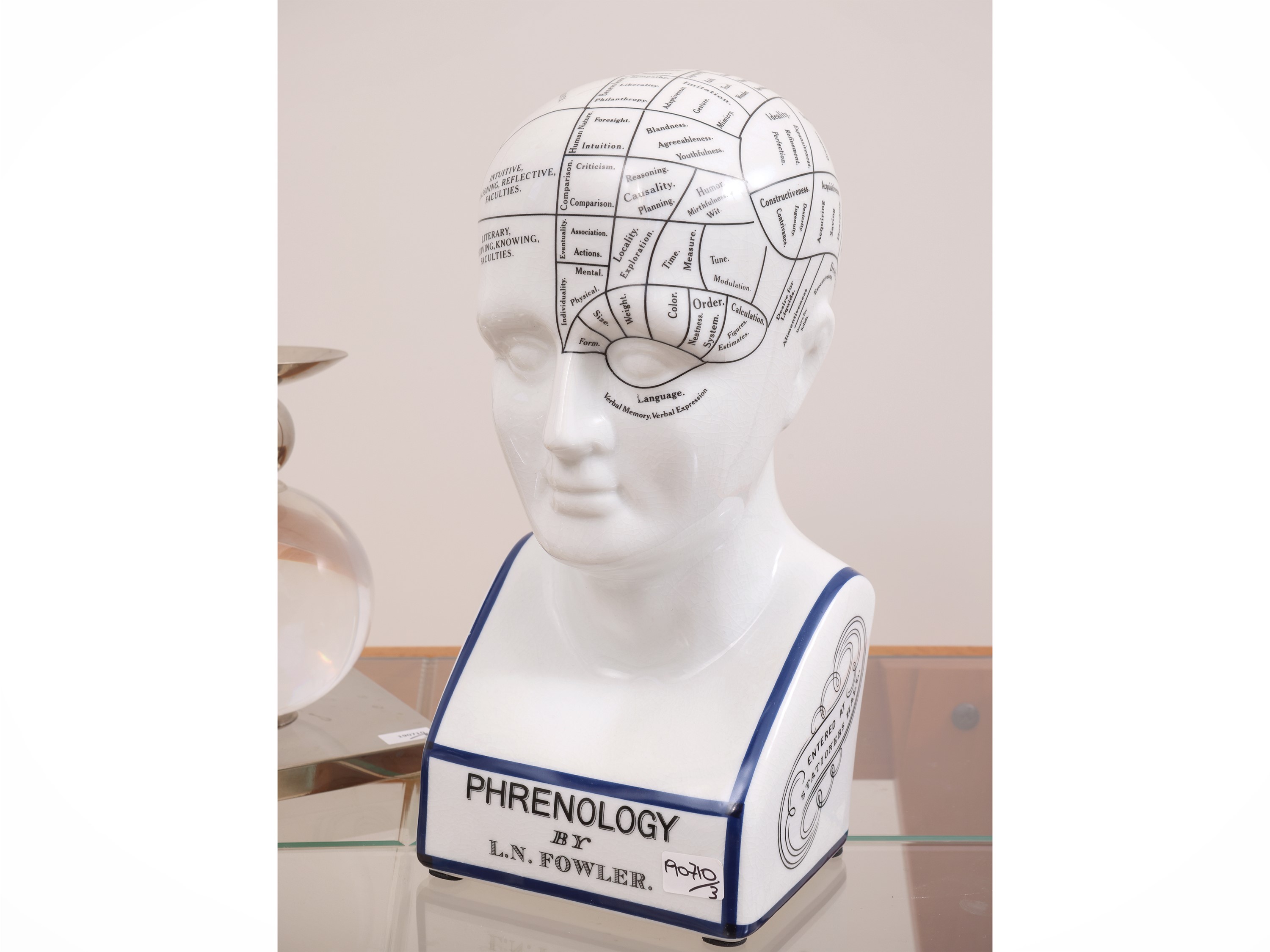 Soprammobili moderni, busto frenologico in porcellana e coppia di candelieri a stelo a sfera