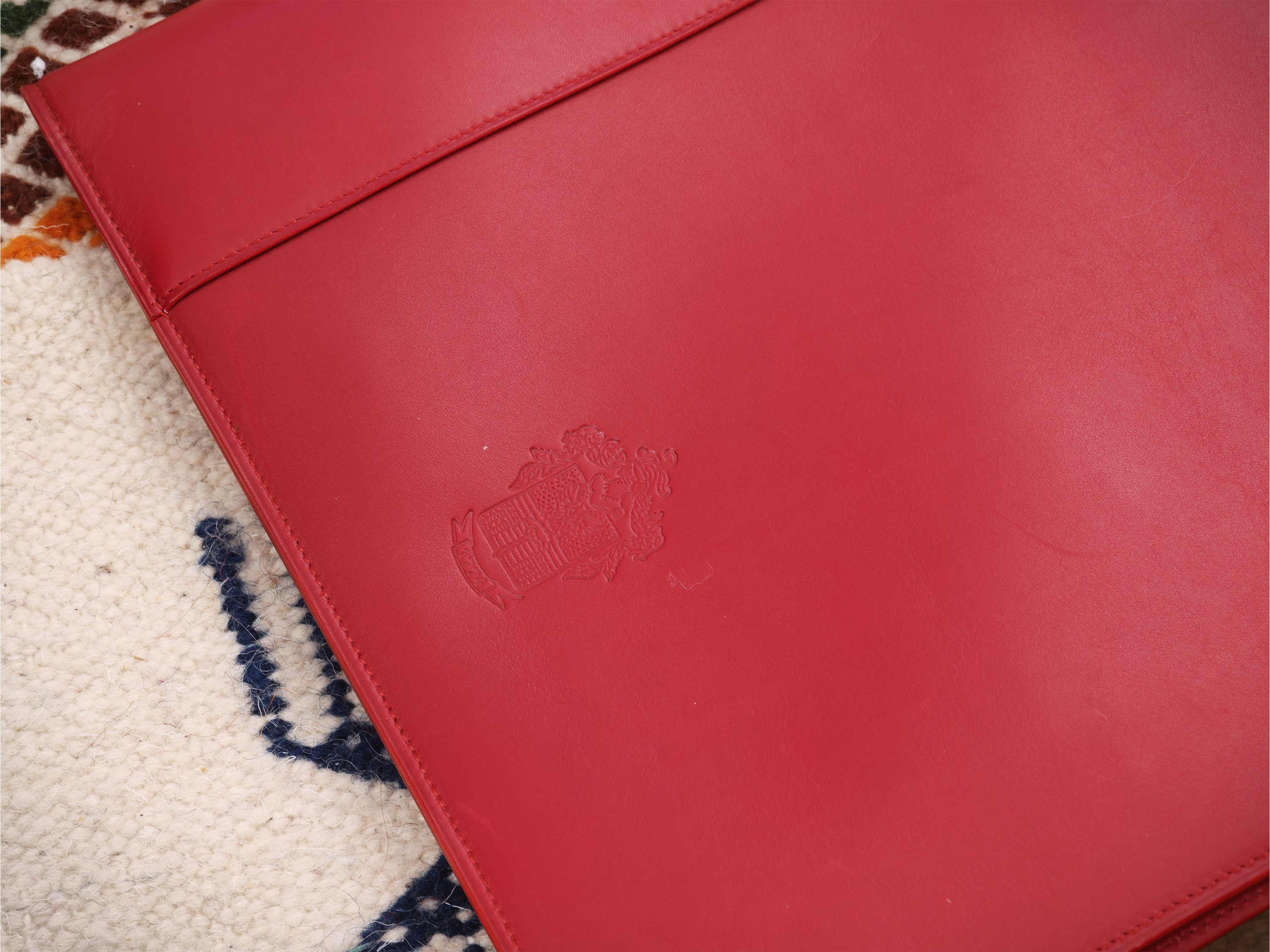 Pineider, Accessori da scrivania in pelle rossa e set da scrittura