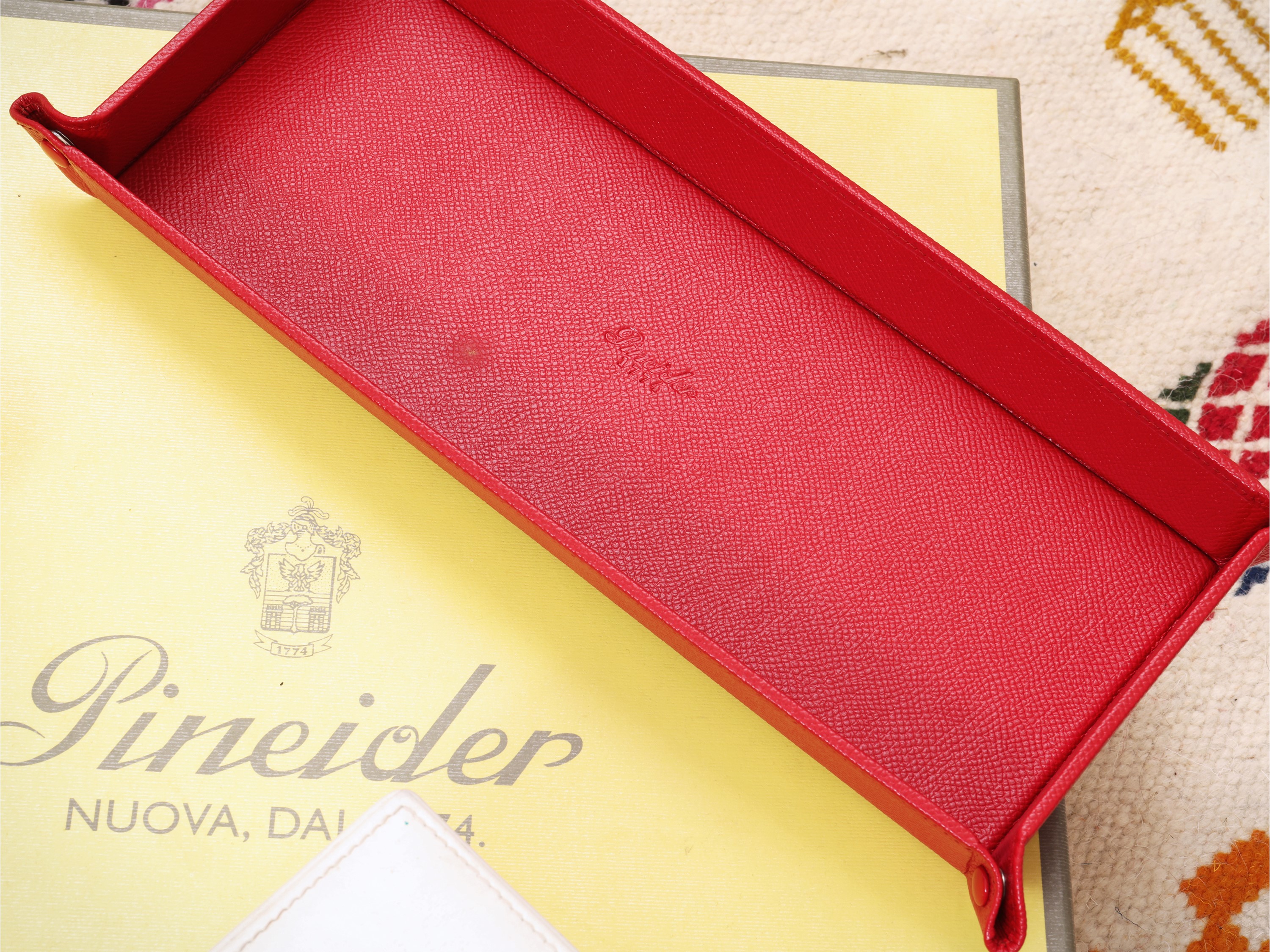 Pineider, Accessori da scrivania in pelle rossa e set da scrittura