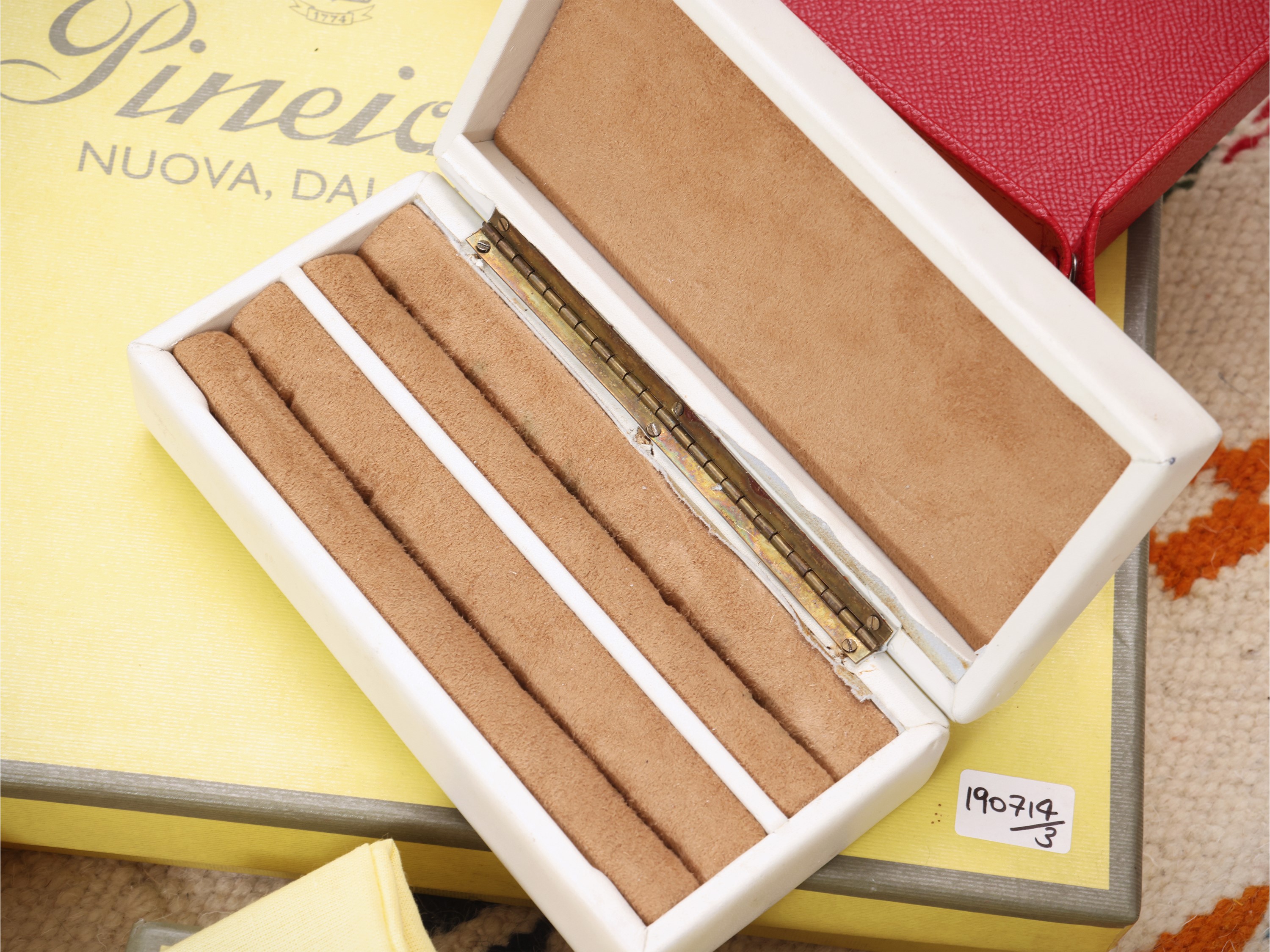 Pineider, Accessori da scrivania in pelle rossa e set da scrittura