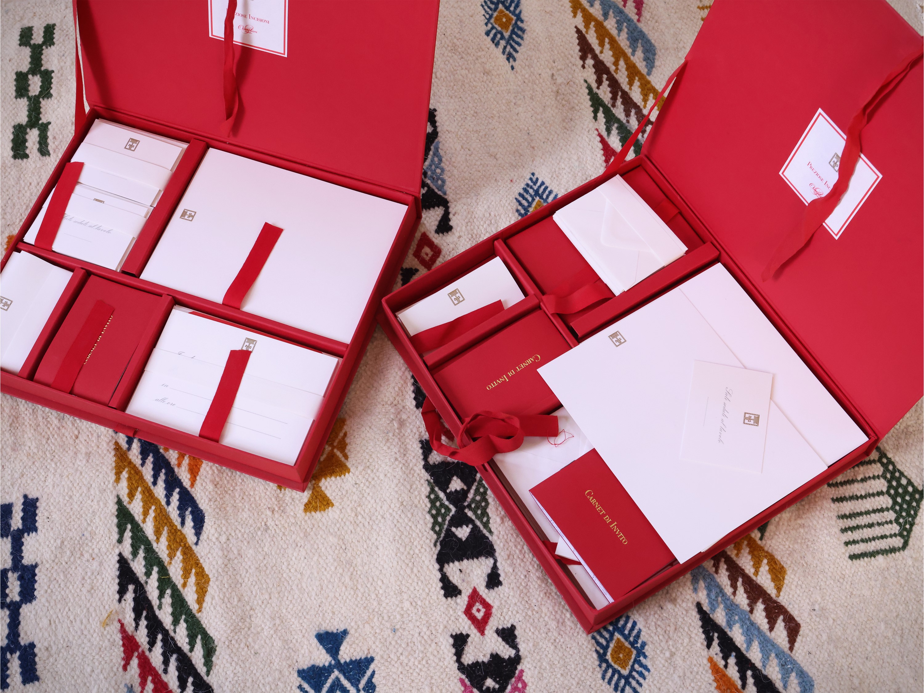 Pineider, Accessori da scrivania in pelle rossa e set da scrittura