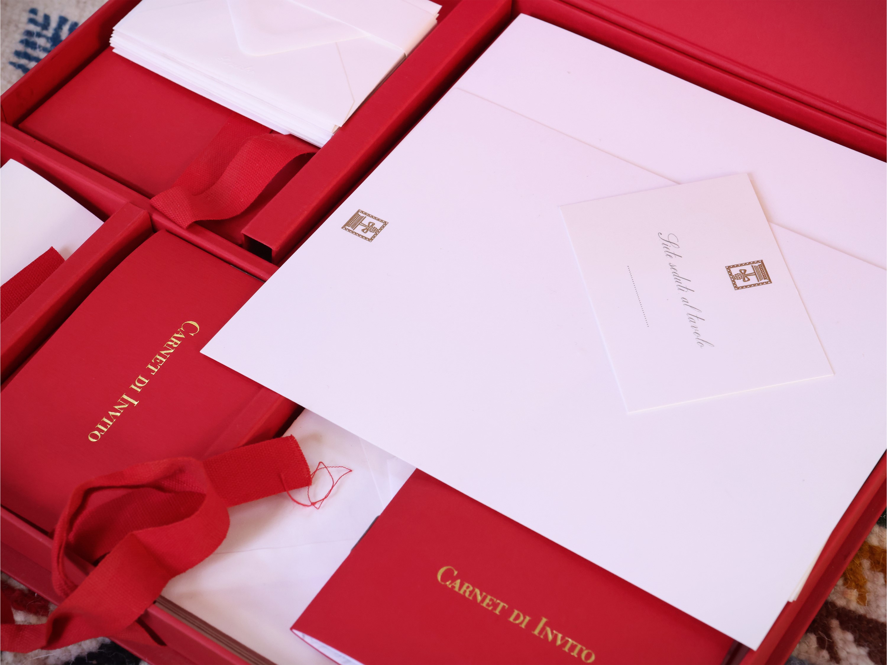 Pineider, Accessori da scrivania in pelle rossa e set da scrittura