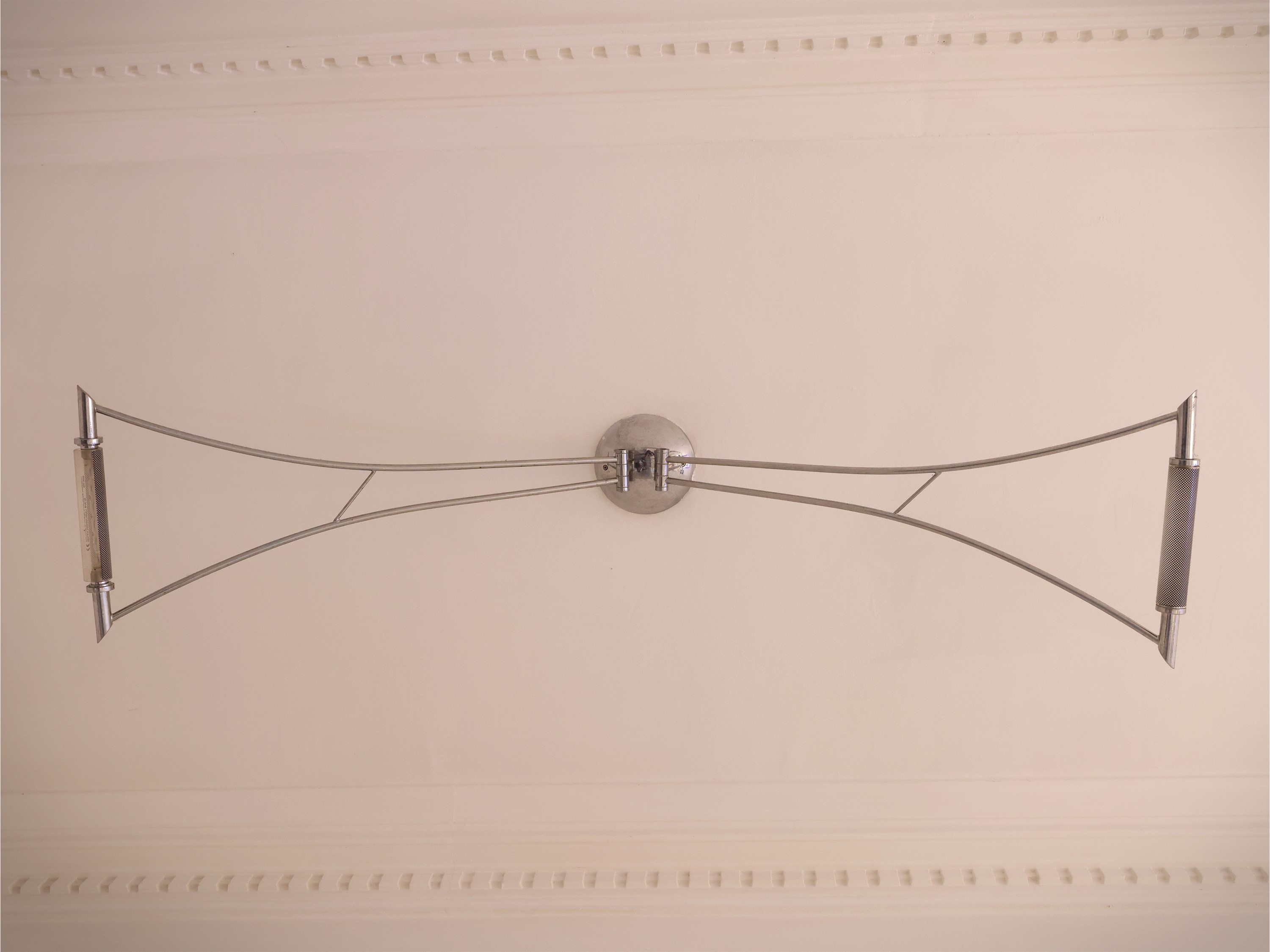 Coppia di lampadari in acciaio cromato con bracci orientabili