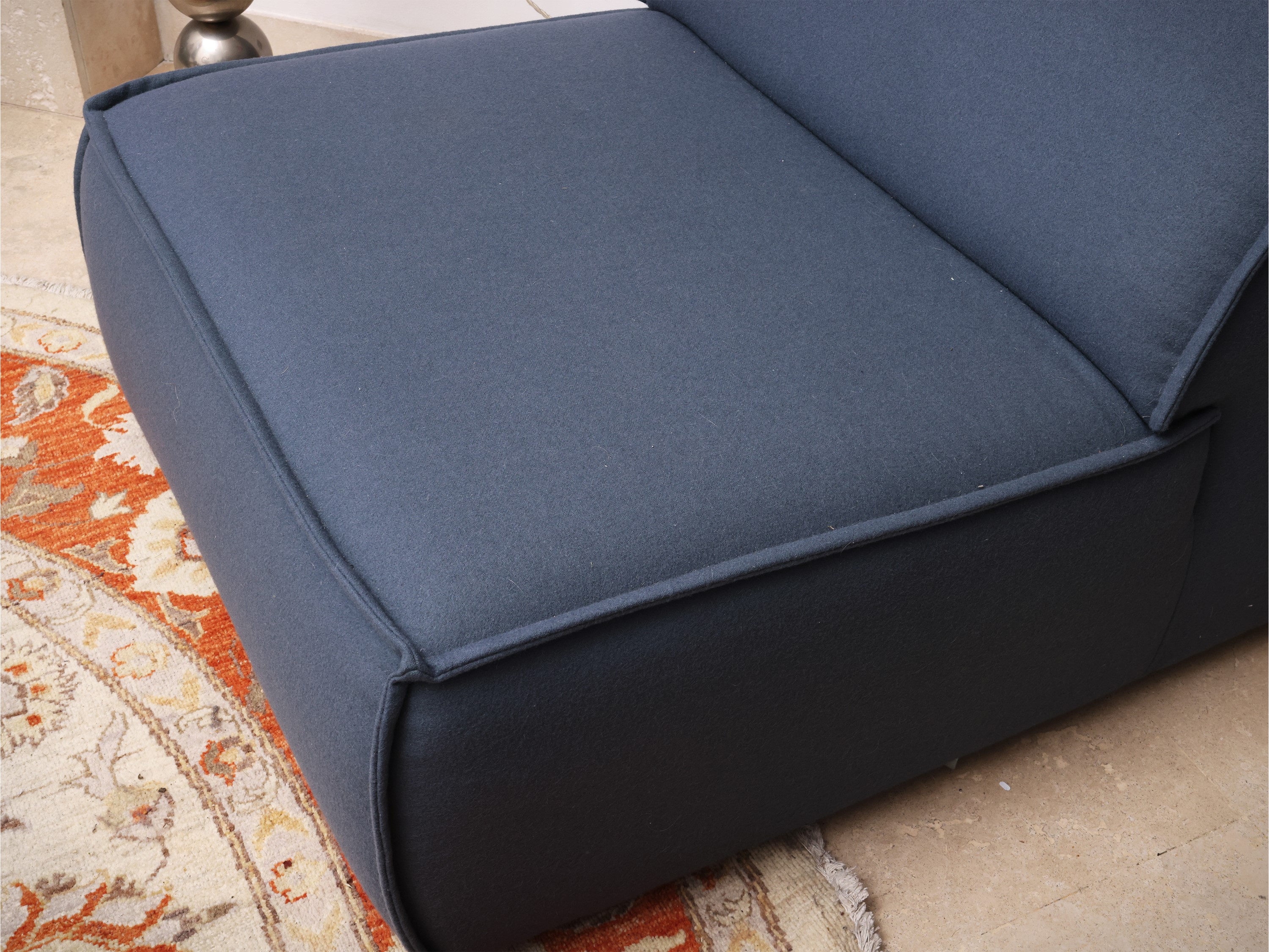 FEST Amsterdam, Poltrona imbottita modello Edge, rivestita in tessuto azzurro chiaro