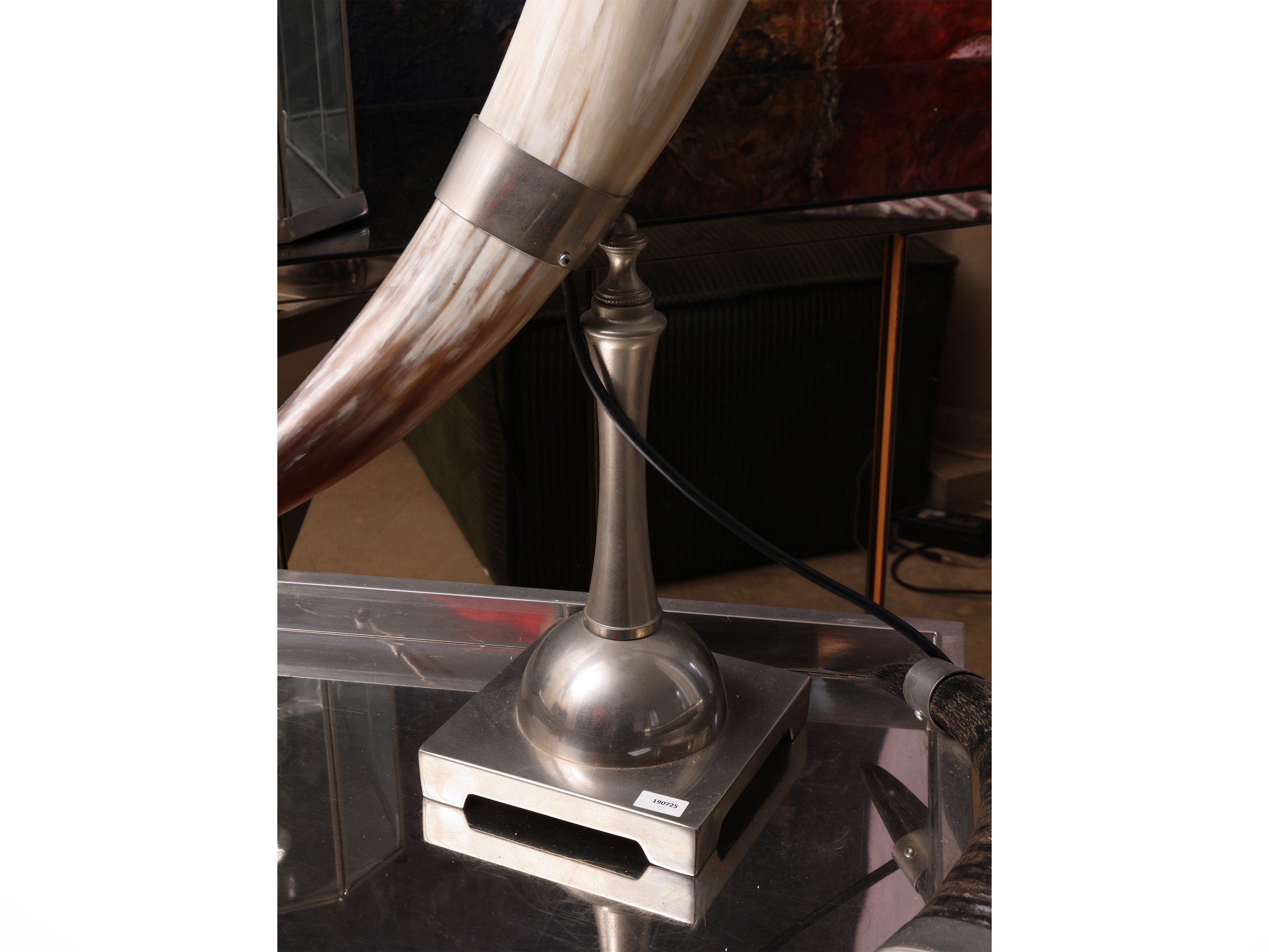 Selezioni Domus by Flair, Grande lampada da tavolo in corno e ottone cromato argento, con paralum...