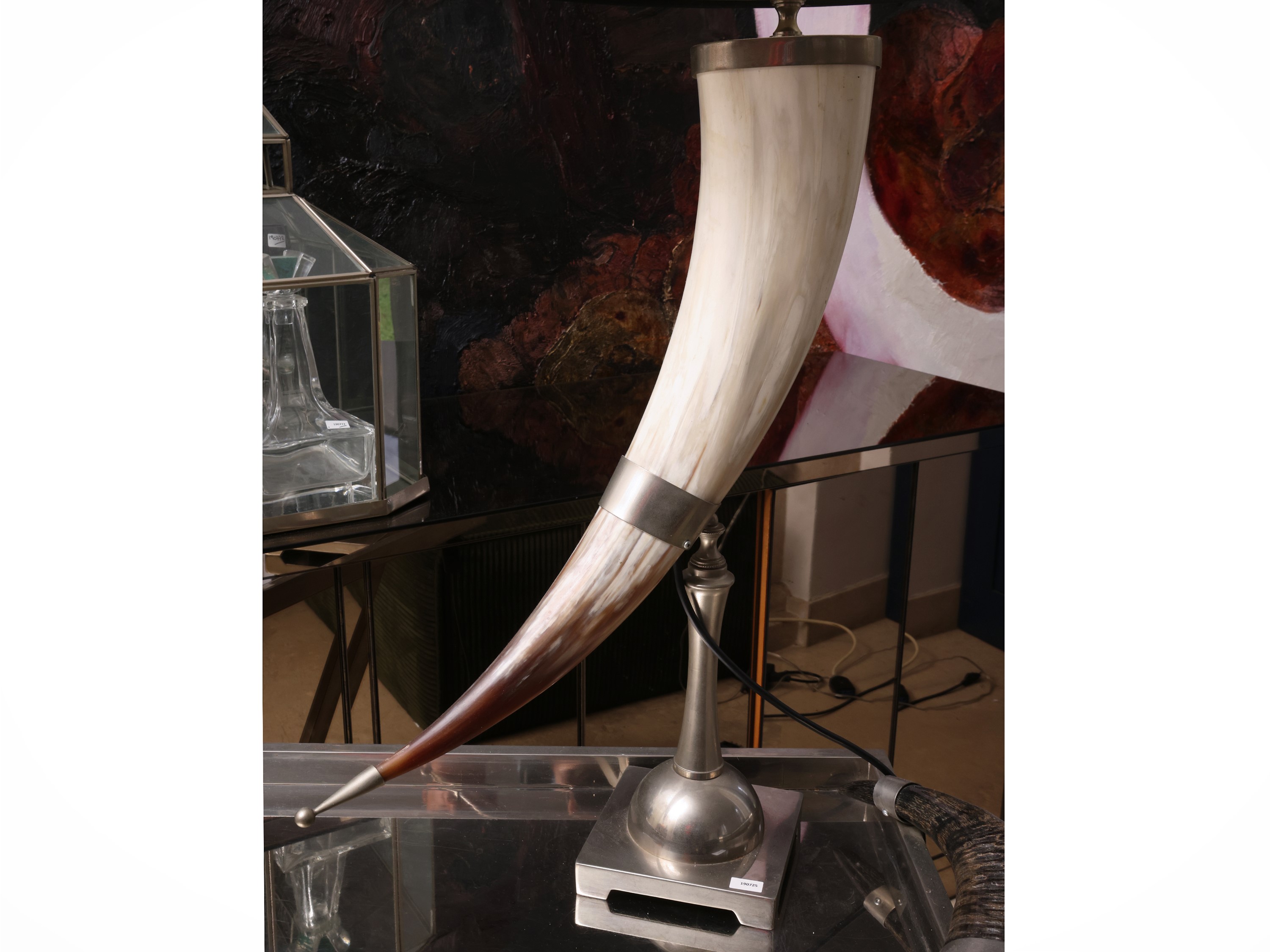 Selezioni Domus by Flair, Grande lampada da tavolo in corno e ottone cromato argento, con paralum...