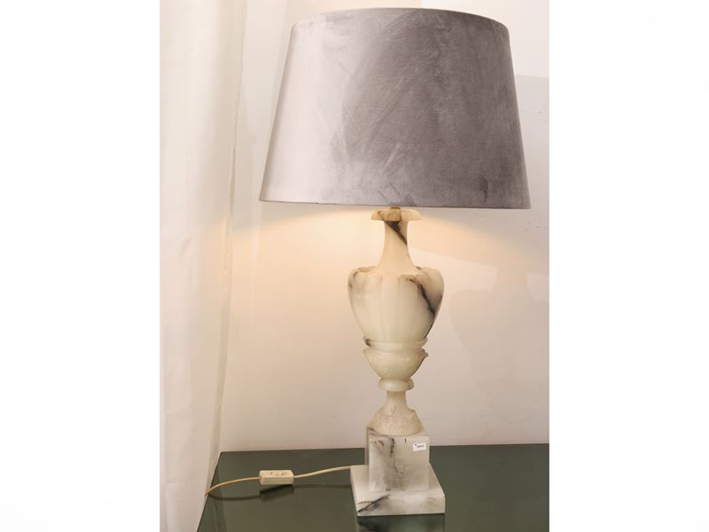 Grande lume da tavolo, alabastro, con paralume in alcantara grigio