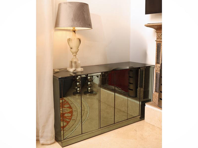Credenza a specchio fumé, sei sportelli