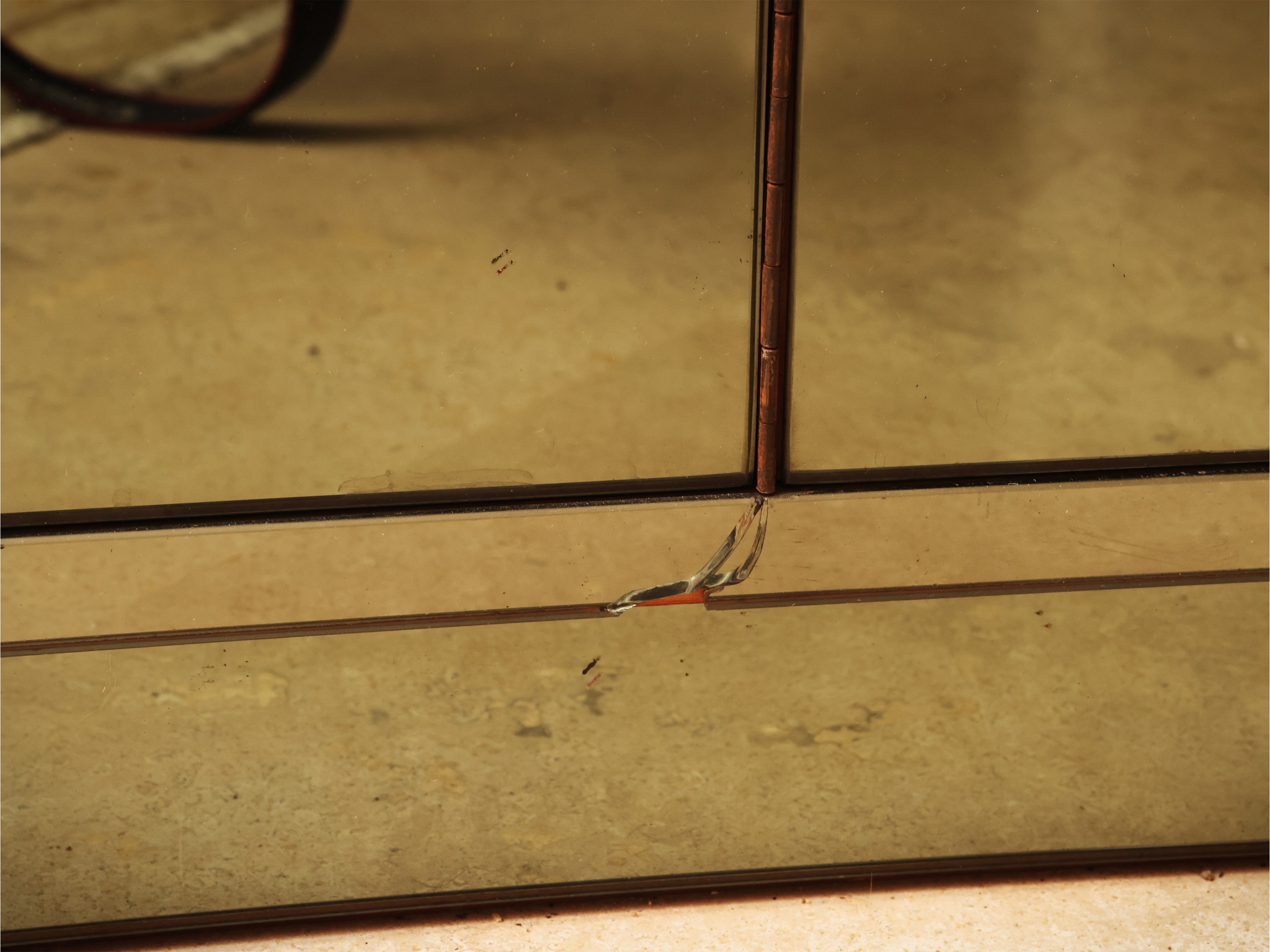 Credenza a specchio fumé, sei sportelli