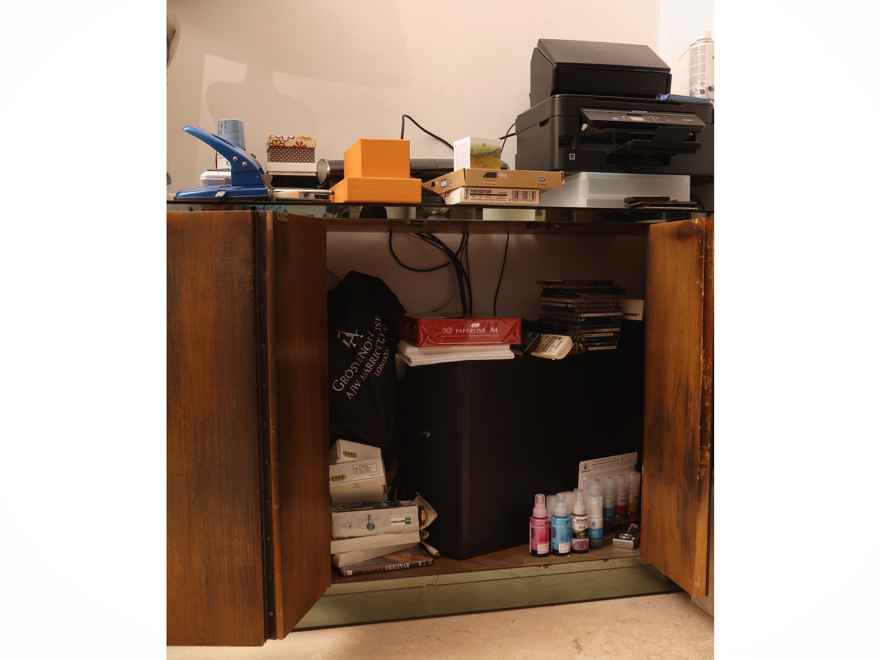 Credenza a specchio fumé, sei sportelli