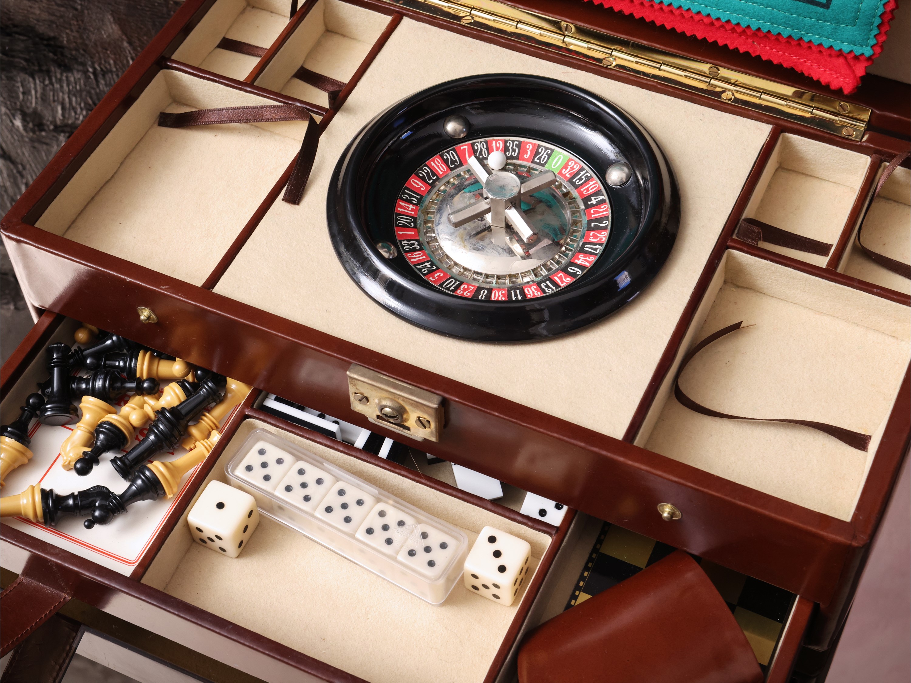 Set di accessori da gioco con scatola per roulette e backgammon