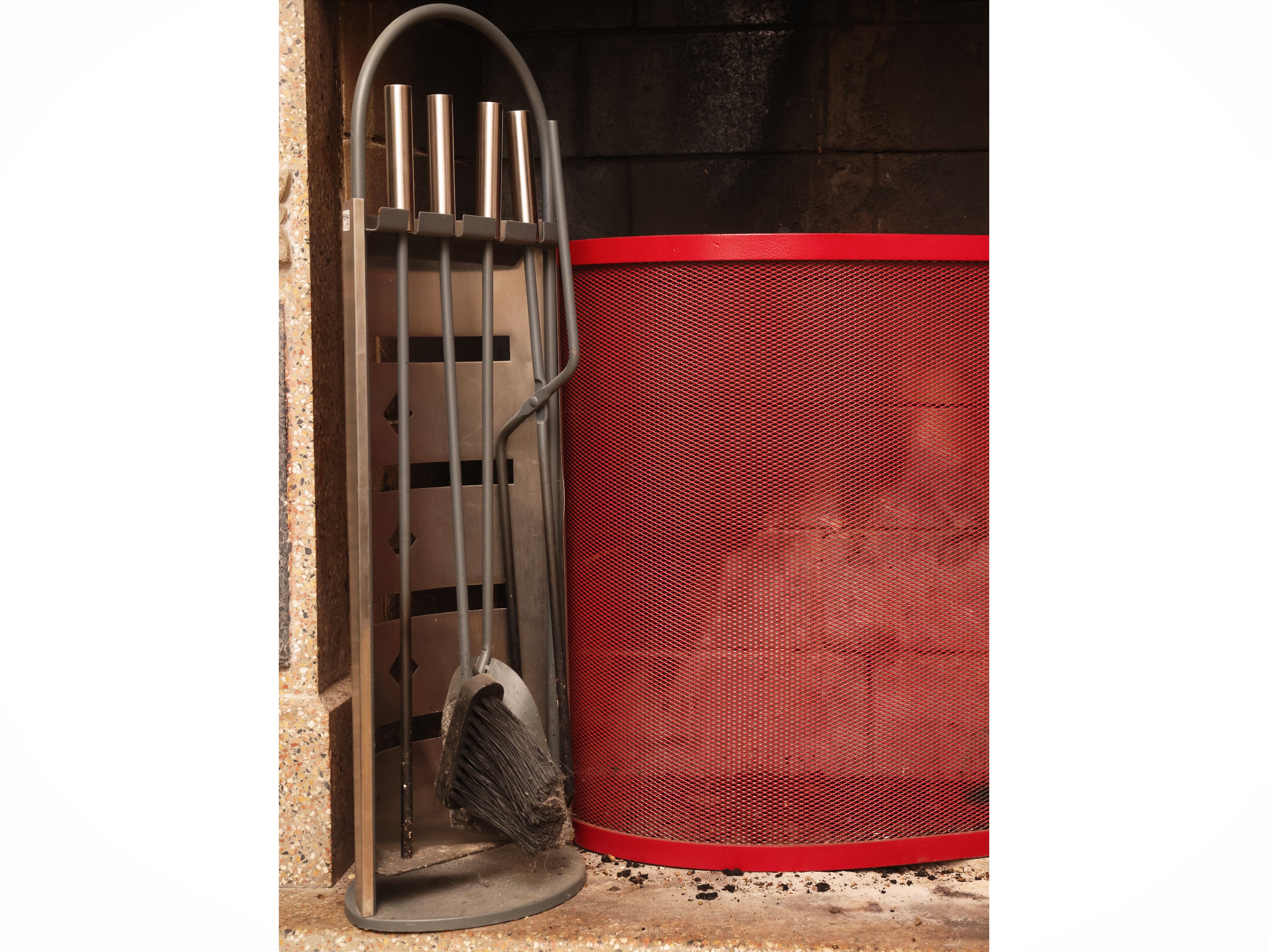 Set da camino composto da parascintille e stand portaattrezzi, metallo laccato rosso