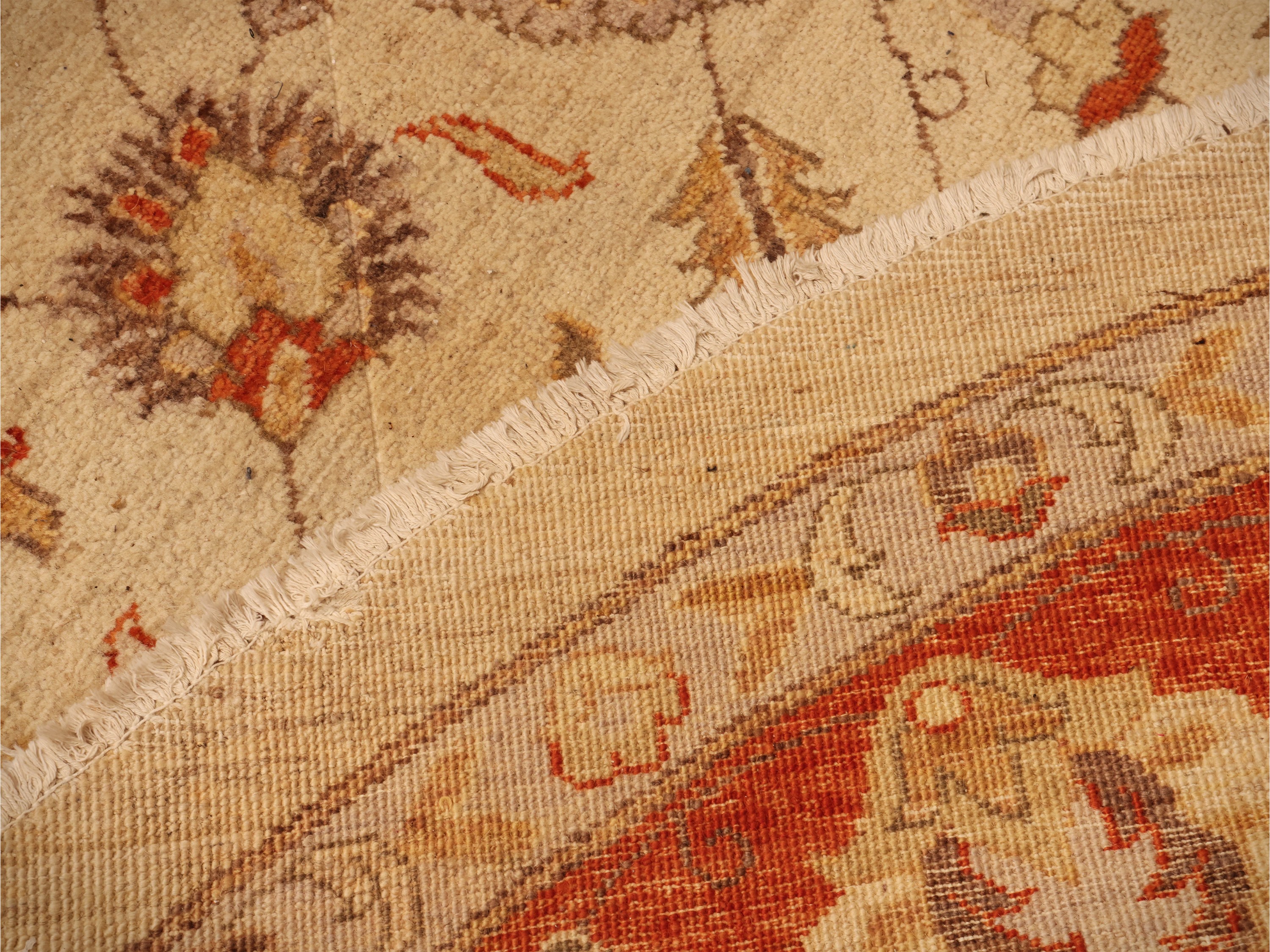 Tappeto Ushak, tappeto circolare, campo con tralci floreali su fondo avorio