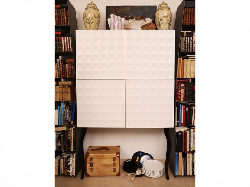 Credenza in laminato bianco, quattro sportelli, su alte gambe laccate nero