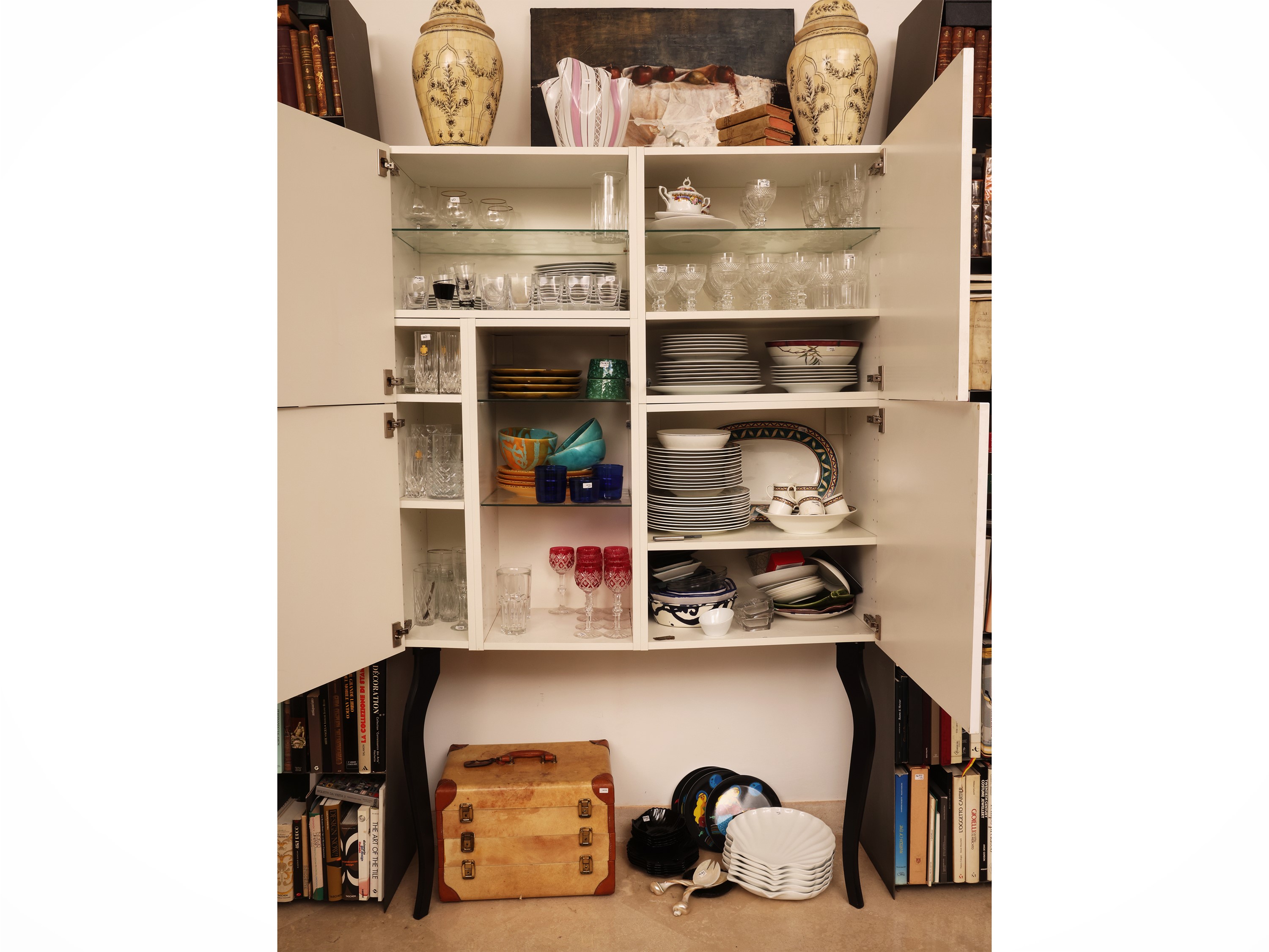 Credenza in laminato bianco, quattro sportelli, su alte gambe laccate nero