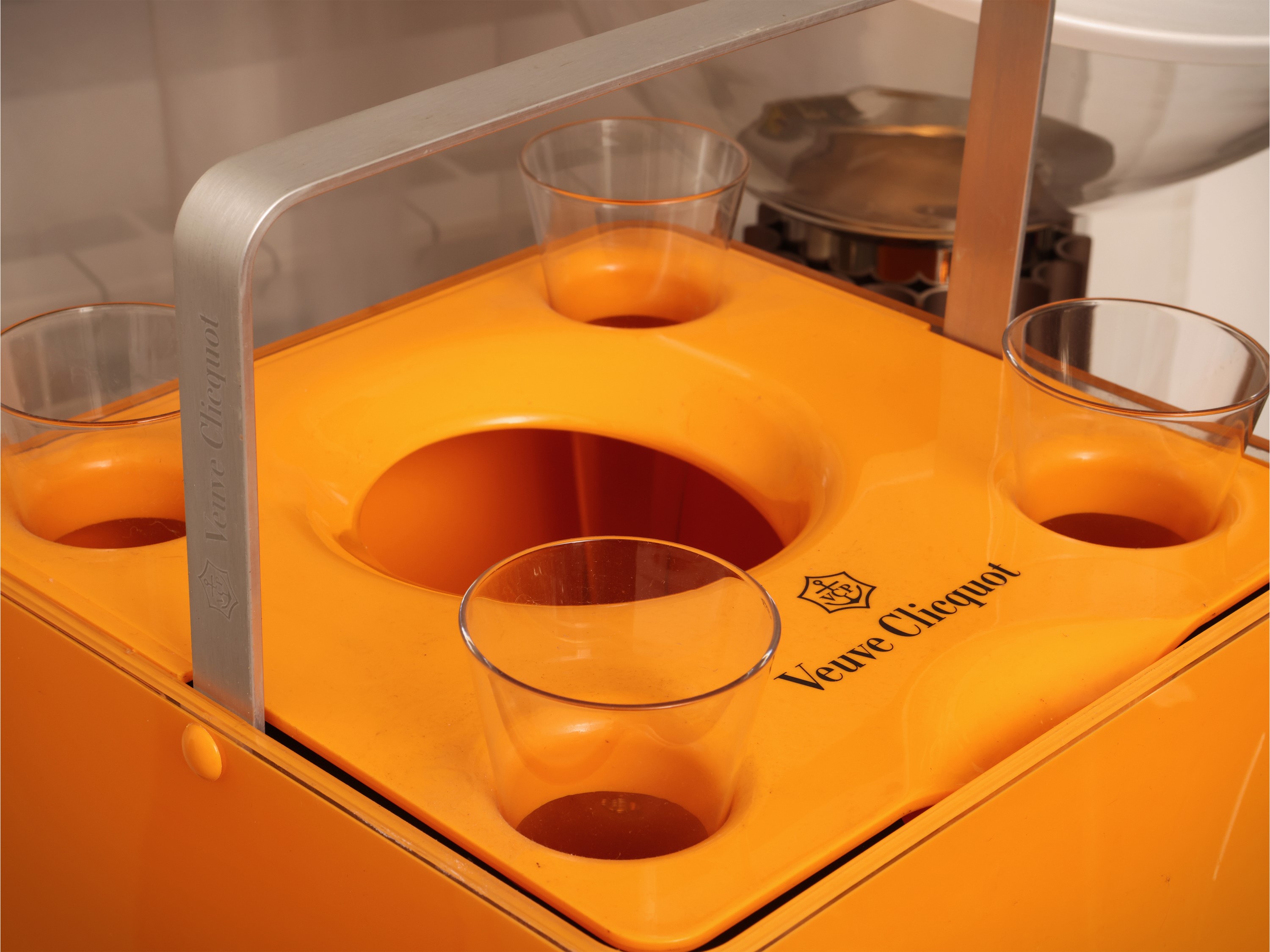 Veuve Clicquot, Set da champagne con rinfrescatoio in plastica e 6 flûte in vetro