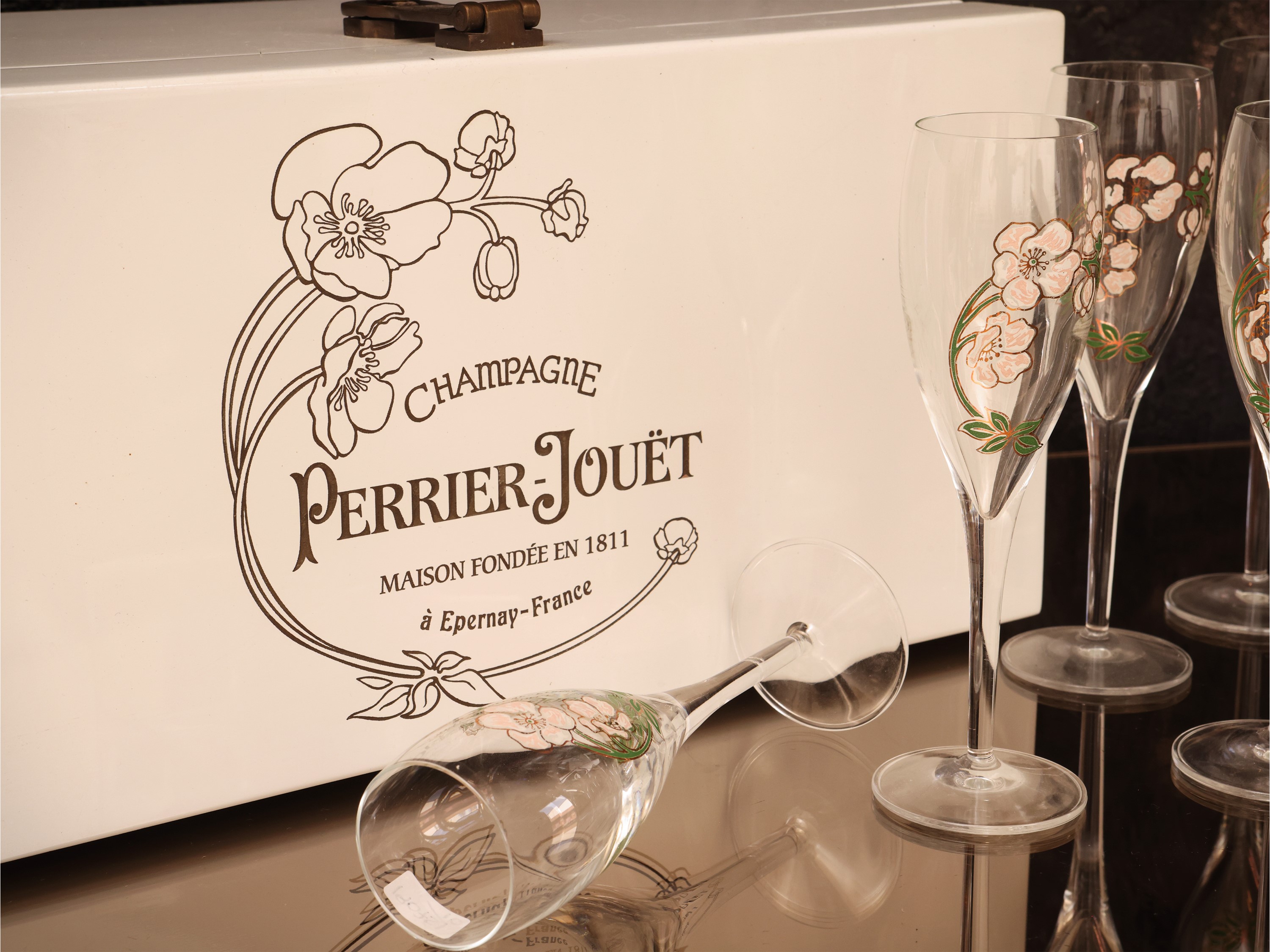 Perrier-Jouet, Set da champagne con cofanetto portabottiglia laccato bianco e flûte in vetro deco...