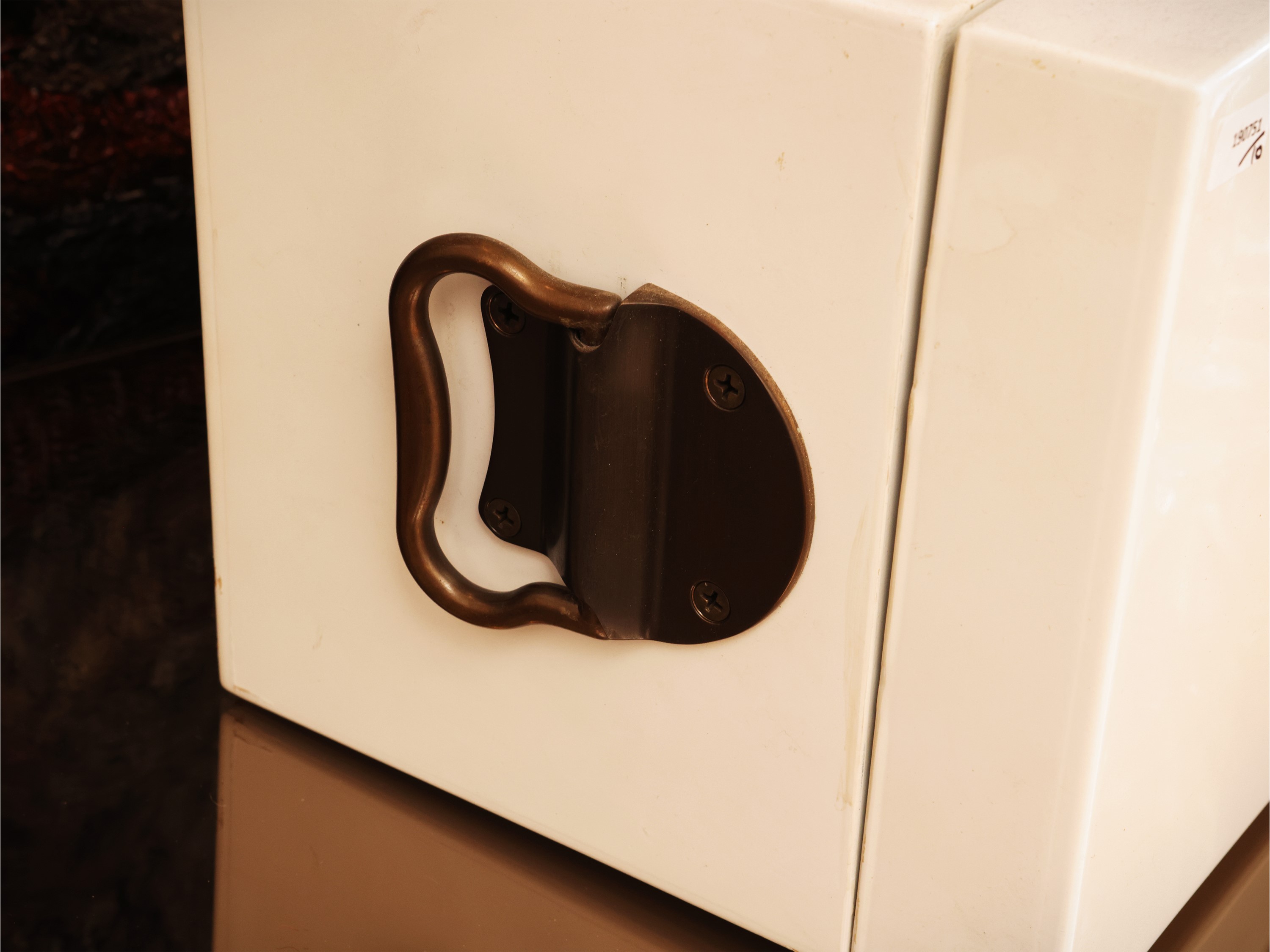 Perrier-Jouet, Set da champagne con cofanetto portabottiglia laccato bianco e flûte in vetro deco...