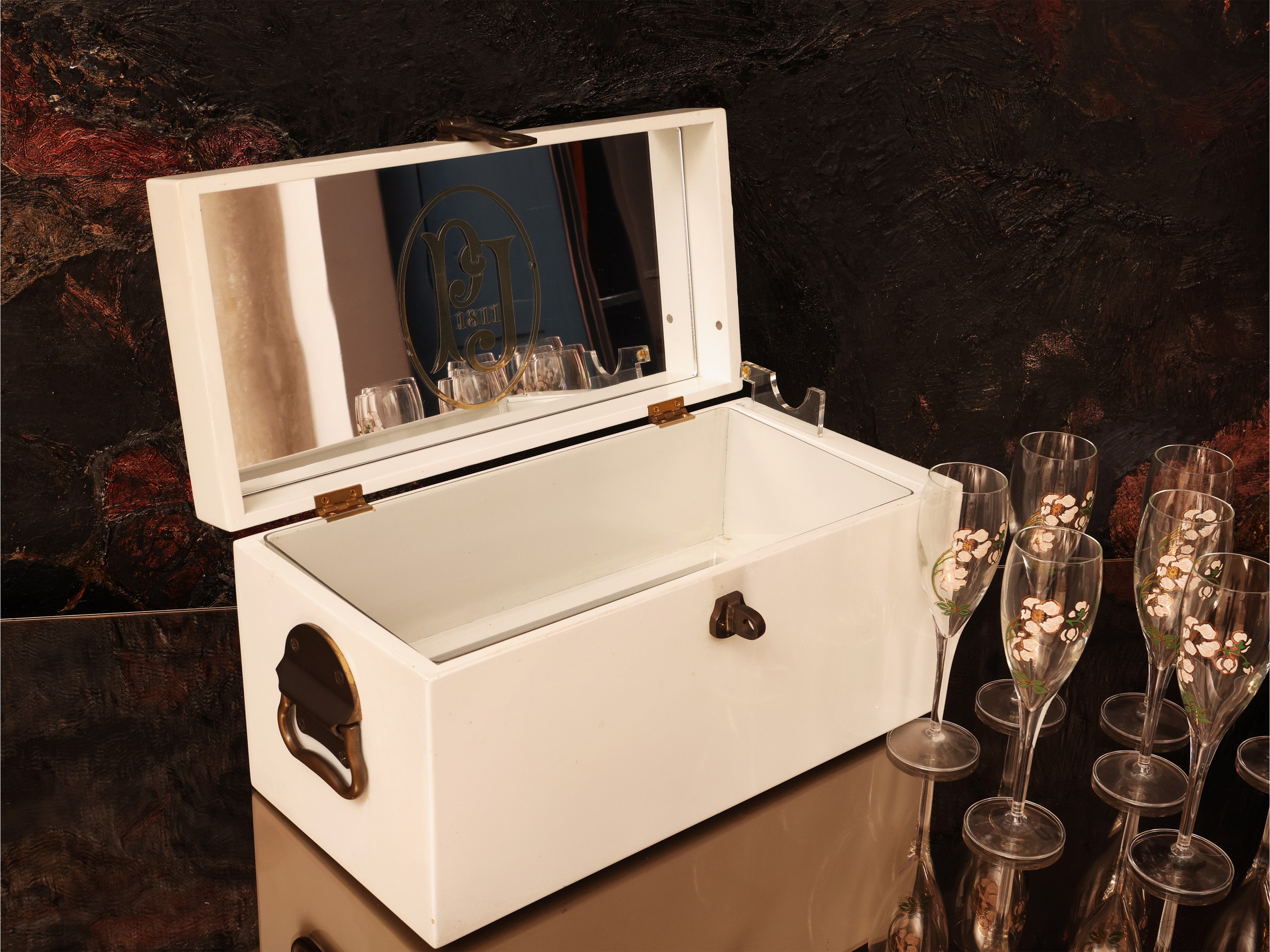 Perrier-Jouet, Set da champagne con cofanetto portabottiglia laccato bianco e flûte in vetro deco...