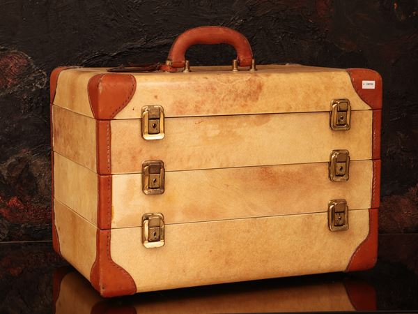 Large travel vanity case
