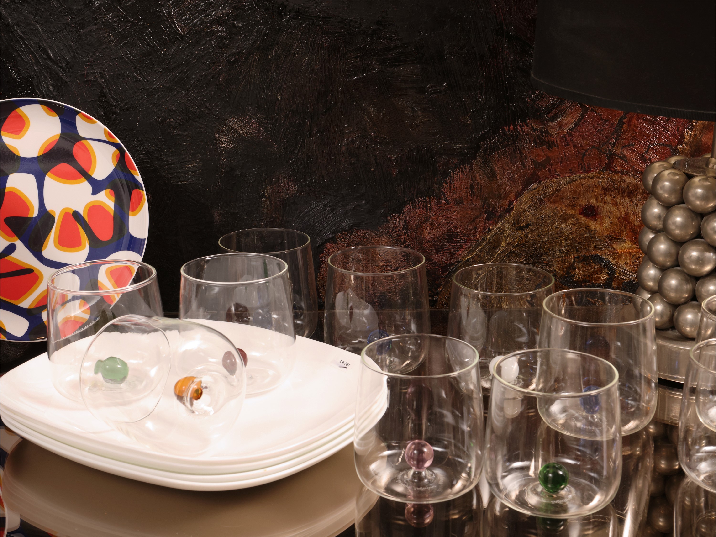 Servizio da tavola moderno, composizione in vetro e porcellana (bicchieri, coppette e piatti)
